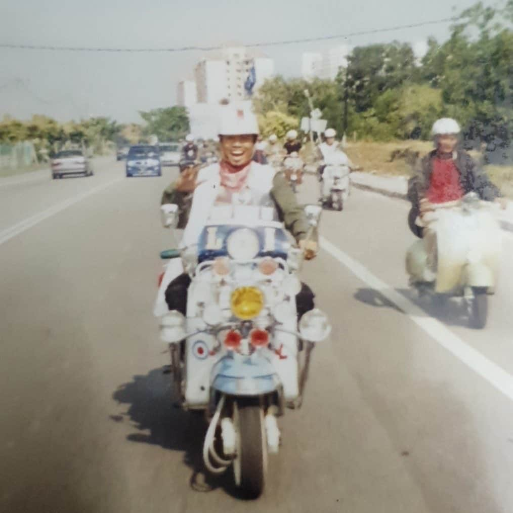 Wak Doyokさんのインスタグラム写真 - (Wak DoyokInstagram)「Riang ria zaman remaja 1998 😍 #Mods #Lambretta #TakPanaske #AkuYangPakaikoYangPanas #KodahKenapa #WdCigar #MegWak #WakDoyok #LegasiWakDoyok #WDLifeStyle #WakDoyokFC #BeardedGentlemen #Sedagher #MensWear #Fashion #MensFashionReview #StreetFashion #Dapper #Ootd #Style #MensFashionPost #TheMenClub #MenWithClass #Details #Sartorialist #Pittiuomo #Class #British #Usa」10月25日 19時02分 - wakdoyok