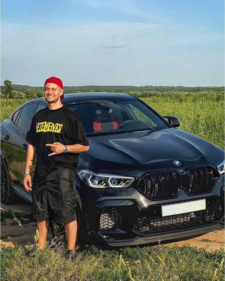 RU.TVさんのインスタグラム写真 - (RU.TVInstagram)「🚗 А ты знала, что 25 октября — День автомобилиста? ⠀ 💣 Именно поэтому, сегодняшняя подборка посвящена «звездным» машинам. Какие авто стоят в гаражах у артистов российского шоу-бизнеса? Смотри в карусели! ⠀ 👉 Пиши в комментариях чья фотография тебе нравится больше всего! ⠀ #rutv #рутв」10月25日 19時01分 - ru_tv