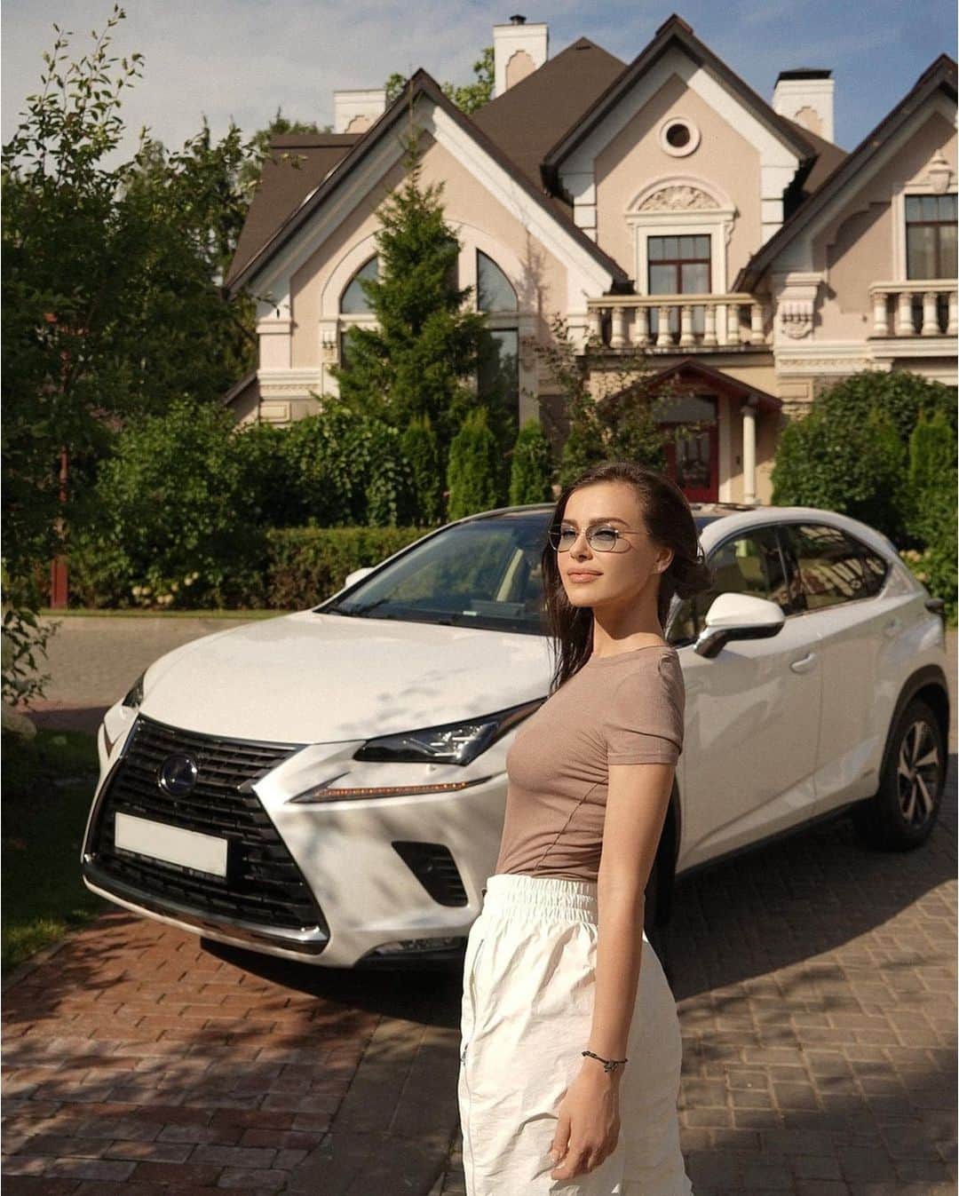 RU.TVさんのインスタグラム写真 - (RU.TVInstagram)「🚗 А ты знала, что 25 октября — День автомобилиста? ⠀ 💣 Именно поэтому, сегодняшняя подборка посвящена «звездным» машинам. Какие авто стоят в гаражах у артистов российского шоу-бизнеса? Смотри в карусели! ⠀ 👉 Пиши в комментариях чья фотография тебе нравится больше всего! ⠀ #rutv #рутв」10月25日 19時01分 - ru_tv