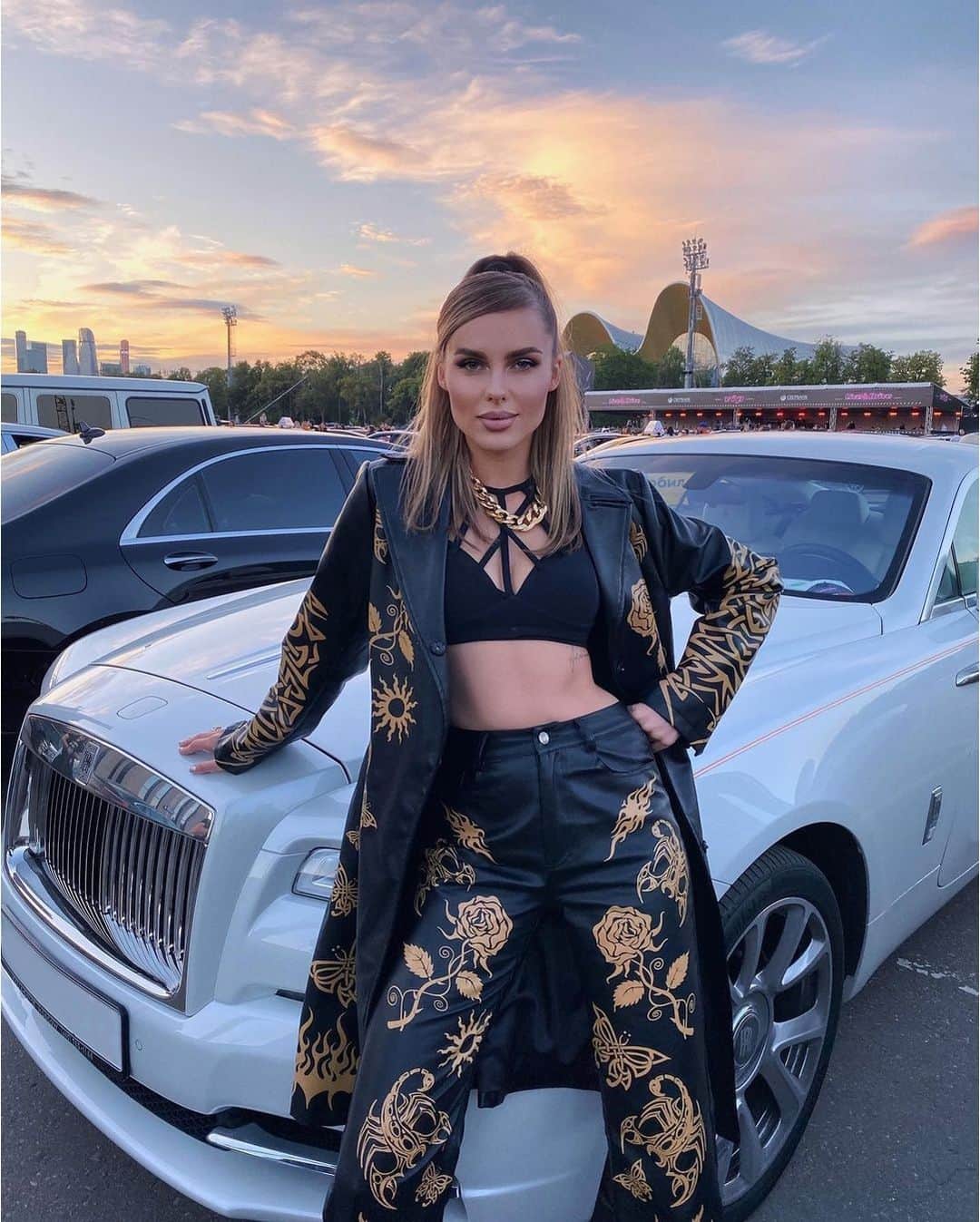 RU.TVさんのインスタグラム写真 - (RU.TVInstagram)「🚗 А ты знала, что 25 октября — День автомобилиста? ⠀ 💣 Именно поэтому, сегодняшняя подборка посвящена «звездным» машинам. Какие авто стоят в гаражах у артистов российского шоу-бизнеса? Смотри в карусели! ⠀ 👉 Пиши в комментариях чья фотография тебе нравится больше всего! ⠀ #rutv #рутв」10月25日 19時01分 - ru_tv