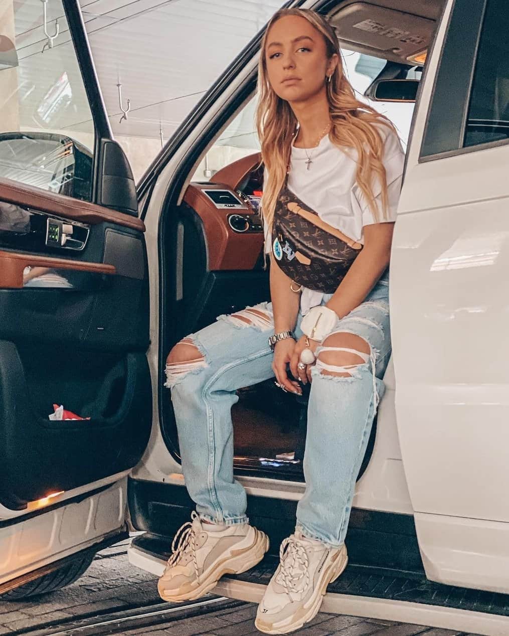 RU.TVさんのインスタグラム写真 - (RU.TVInstagram)「🚗 А ты знала, что 25 октября — День автомобилиста? ⠀ 💣 Именно поэтому, сегодняшняя подборка посвящена «звездным» машинам. Какие авто стоят в гаражах у артистов российского шоу-бизнеса? Смотри в карусели! ⠀ 👉 Пиши в комментариях чья фотография тебе нравится больше всего! ⠀ #rutv #рутв」10月25日 19時01分 - ru_tv