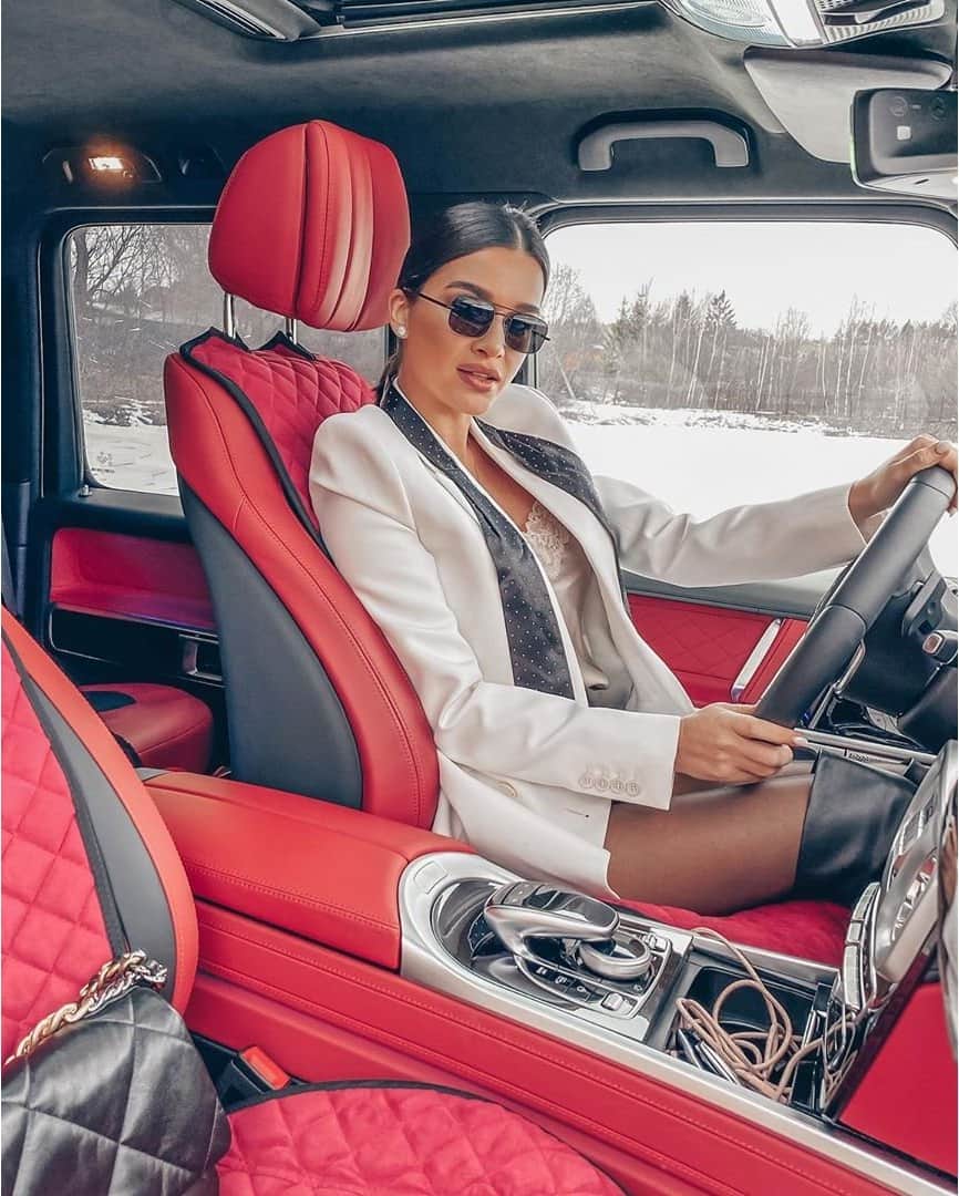 RU.TVさんのインスタグラム写真 - (RU.TVInstagram)「🚗 А ты знала, что 25 октября — День автомобилиста? ⠀ 💣 Именно поэтому, сегодняшняя подборка посвящена «звездным» машинам. Какие авто стоят в гаражах у артистов российского шоу-бизнеса? Смотри в карусели! ⠀ 👉 Пиши в комментариях чья фотография тебе нравится больше всего! ⠀ #rutv #рутв」10月25日 19時01分 - ru_tv
