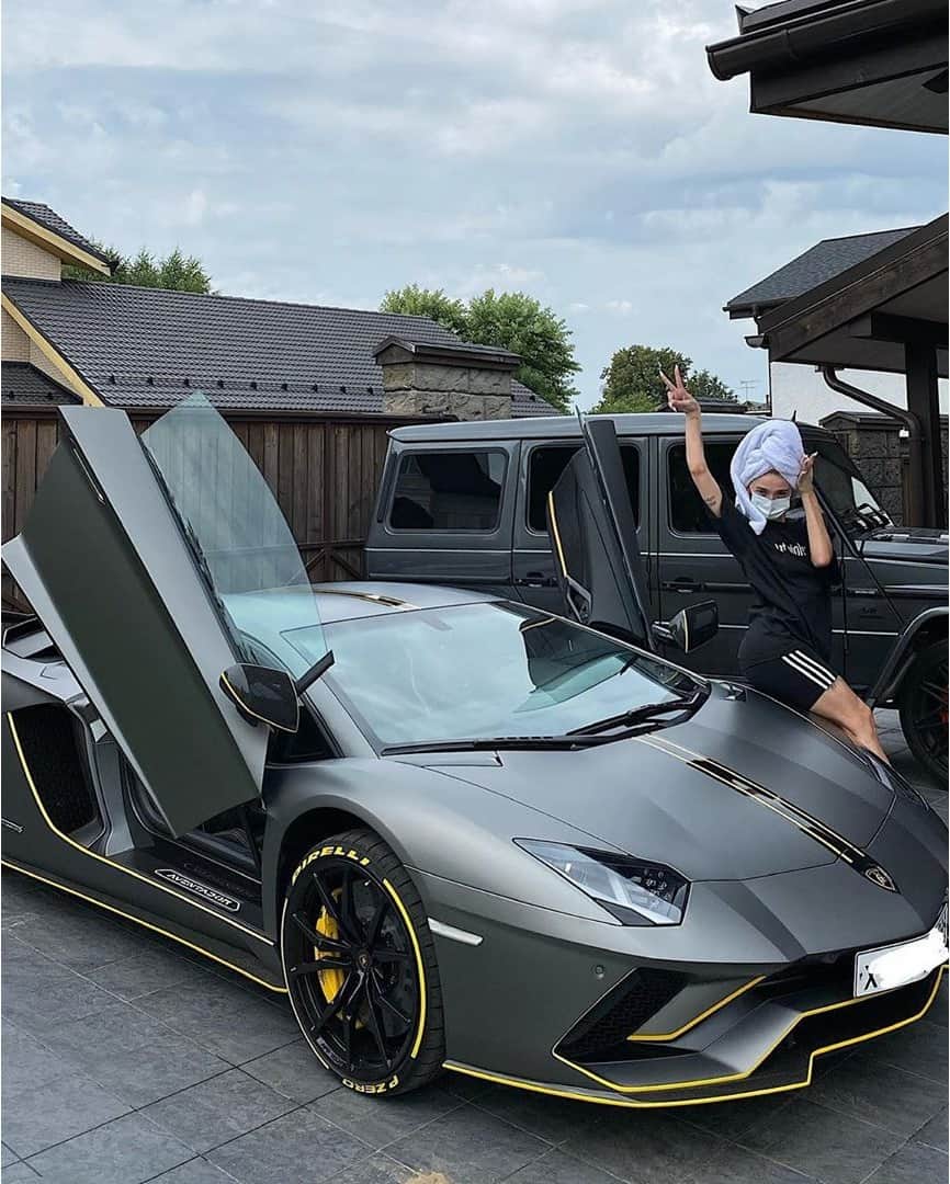 RU.TVさんのインスタグラム写真 - (RU.TVInstagram)「🚗 А ты знала, что 25 октября — День автомобилиста? ⠀ 💣 Именно поэтому, сегодняшняя подборка посвящена «звездным» машинам. Какие авто стоят в гаражах у артистов российского шоу-бизнеса? Смотри в карусели! ⠀ 👉 Пиши в комментариях чья фотография тебе нравится больше всего! ⠀ #rutv #рутв」10月25日 19時01分 - ru_tv