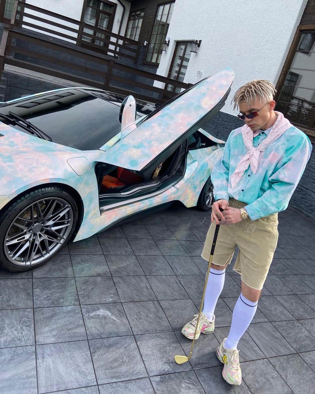 RU.TVさんのインスタグラム写真 - (RU.TVInstagram)「🚗 А ты знала, что 25 октября — День автомобилиста? ⠀ 💣 Именно поэтому, сегодняшняя подборка посвящена «звездным» машинам. Какие авто стоят в гаражах у артистов российского шоу-бизнеса? Смотри в карусели! ⠀ 👉 Пиши в комментариях чья фотография тебе нравится больше всего! ⠀ #rutv #рутв」10月25日 19時01分 - ru_tv