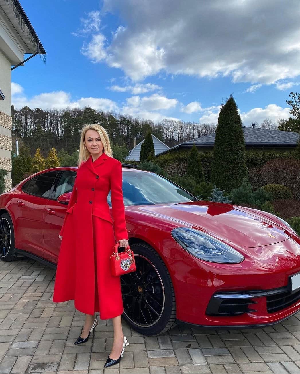 RU.TVさんのインスタグラム写真 - (RU.TVInstagram)「🚗 А ты знала, что 25 октября — День автомобилиста? ⠀ 💣 Именно поэтому, сегодняшняя подборка посвящена «звездным» машинам. Какие авто стоят в гаражах у артистов российского шоу-бизнеса? Смотри в карусели! ⠀ 👉 Пиши в комментариях чья фотография тебе нравится больше всего! ⠀ #rutv #рутв」10月25日 19時01分 - ru_tv