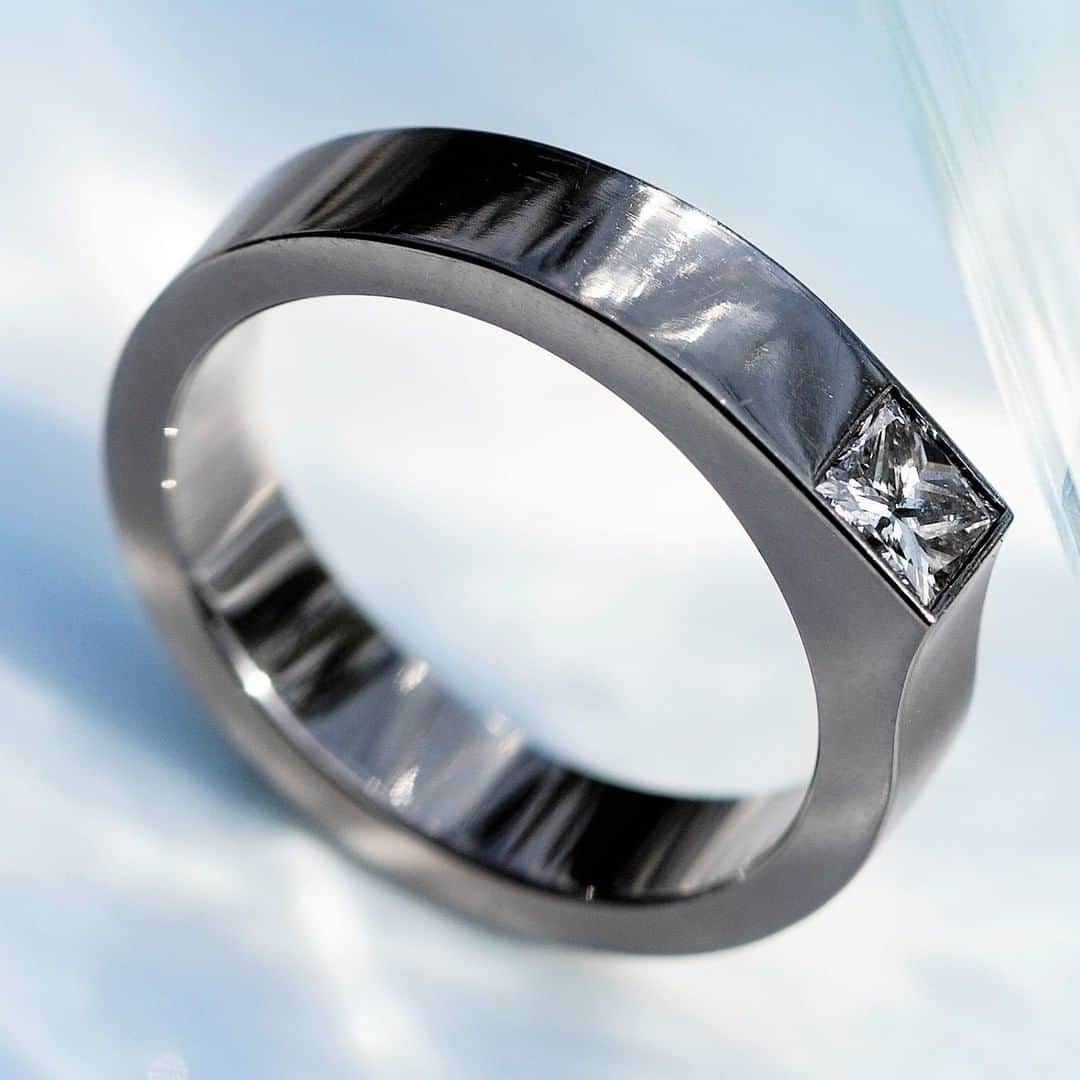 SORA ≪SORA表参道の公式アカウント≫さんのインスタグラム写真 - (SORA ≪SORA表参道の公式アカウント≫Instagram)「@sora_omotesando . 【REGULUS-レグルス-】 しし座の恒星レグルスの名を持つ個性的な婚約指輪です。  ダークな素材「タンタル」にプリンセスカットの ダイヤモンドを留めることで、 さらに個性が際立ち、洗練されたデザインに。  光の反射率が全金属の中で最も低く 青みがかった黒い素材とダイヤモンドの輝きの 対比が美しく目を惹きます。  ------------------- ▽【期間限定】グラデーションカラーがお得なフェア https://www.sora-w.com/contents/event/enjoyyourcolor/  ▽全国の取扱店をご紹介 https://www.sora-w.com/shop/retailers/  ▽SORA公式サイトはTOPのURLからcheck * >>> @sora_omotesando . --------------- ぜひ『 #結婚指輪sora 』のハッシュタグで SORAの写真を投稿してくださいね＊* こちらのアカウントでリグラムさせていただきます♪ . #結婚指輪 #婚約指輪 #指輪 #表参道 #オーダーメイド #プレ花嫁 #ブライダル #ウェディング #手作り #bridal #wedding #マリッジリング #エンゲージリング #金属アレルギー #金属アレルギー対応 #bridalring #ring #weddingring #手作り指輪 #Jewelry #ペアリング #プロポーズ #Marriage #オリジナルリング #重ね付け #シルバーリング #デザインリング #ご褒美ジュエリー #オーダーメイドリング」10月25日 19時01分 - sora_omotesando