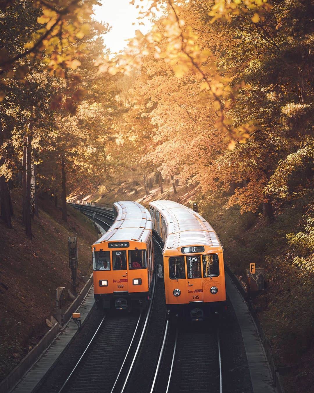 Thomas Kakarekoのインスタグラム：「october is my favorite color  I have shared a bts video of this place in my Stories a couple of days ago and was rather overwhelmed by all the positive feedback. Sharing the final edit today and can‘t wait to show you more of autumnal Berlin in the next few days.  #berlin」