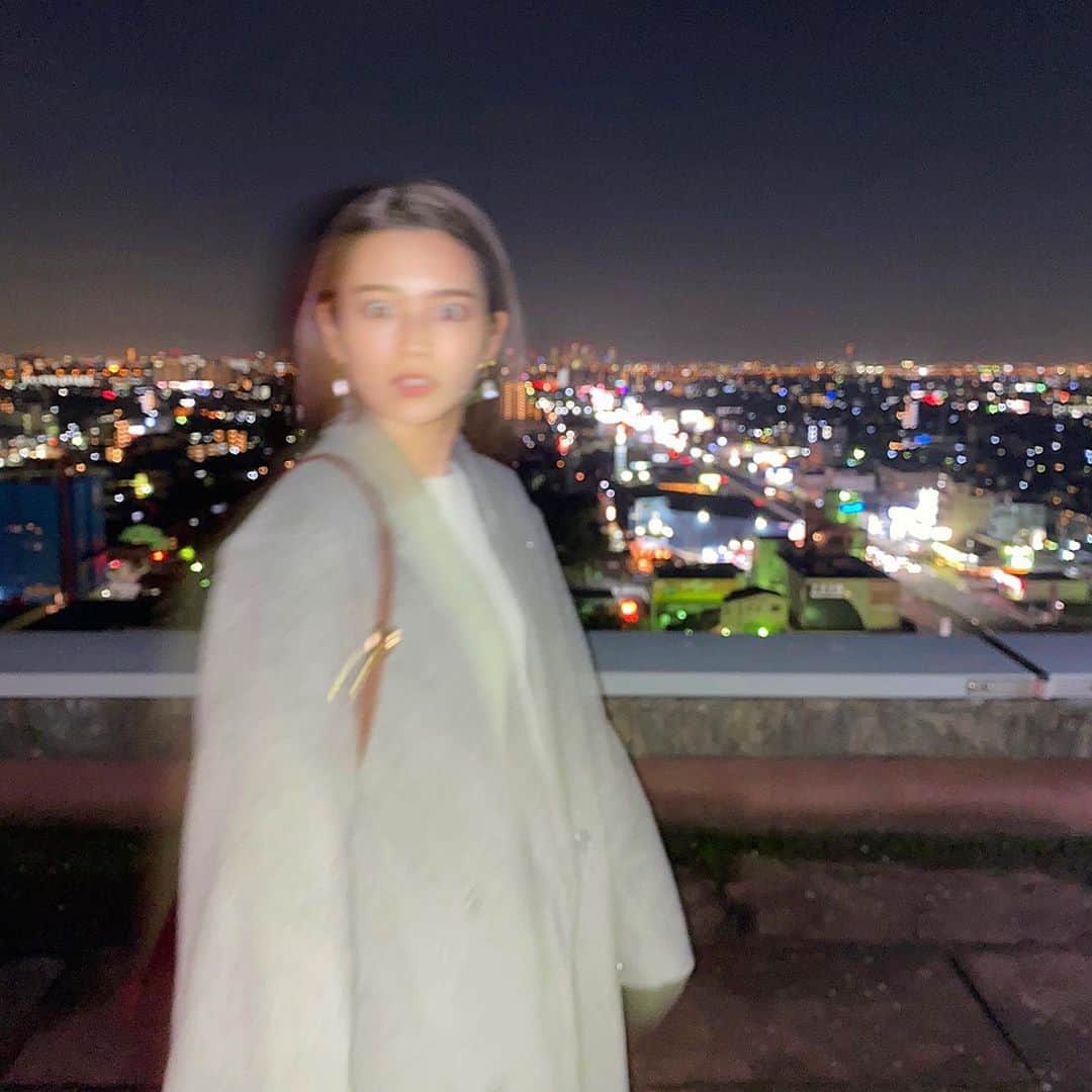 富久美玲のインスタグラム：「_ . 夜景がすごく綺麗に写った1枚🌃 (顔怖www) . 今回夫婦役をさせて頂きました😳！ . 朝から夜まで丸っと2日間の撮影で ハードでしたがスタッフさん達皆んな 良い人で楽しい現場でした＼(^o^)／ . 情報解禁までお楽しみに✌️ .」