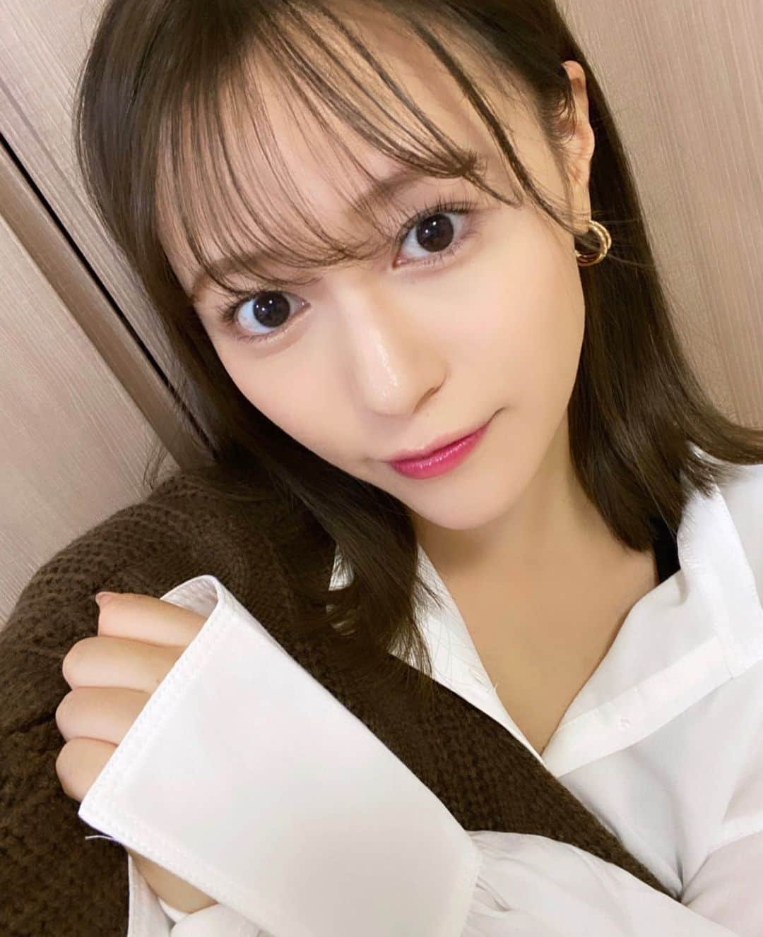 山下愛実（まなみるく）のインスタグラム：「もうニット着れちゃう季節🧶 . #お久しぶりの投稿#秋#セルフィー #fashion#make#hair#followme」