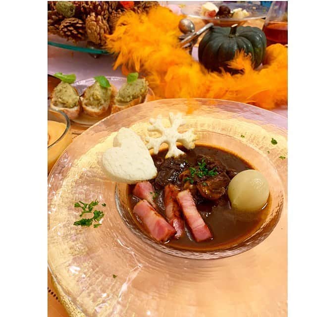 七瀬遥のインスタグラム：「もうすぐハロウィン🎃 フレンチのお料理教室へ🥣💕  やはり、意味のある会になって😌 シンクロしまくりだし、 鳥肌たちまくりだし、 何か凄い会になりました😁💖  本当に、全て意味がある🌈  ＊ブフ・ブルギニオン🥩 ＊型抜きクルトン🍞💛 ＊エビと赤ピーマンのムース🍤 ＊キャビア　ド　ベルジーヌ🍆  どれも、とっても美味しくて幸せ💖  #フレンチ料理#お料理教室#美味しい#美しい#宇宙#ライトランゲージ#シャンパン#赤ワイン#wine#French#cooking#beautiful#delicious#good#friend#happy#love#happiness#good#smile#tokyo#omotesando#japan」
