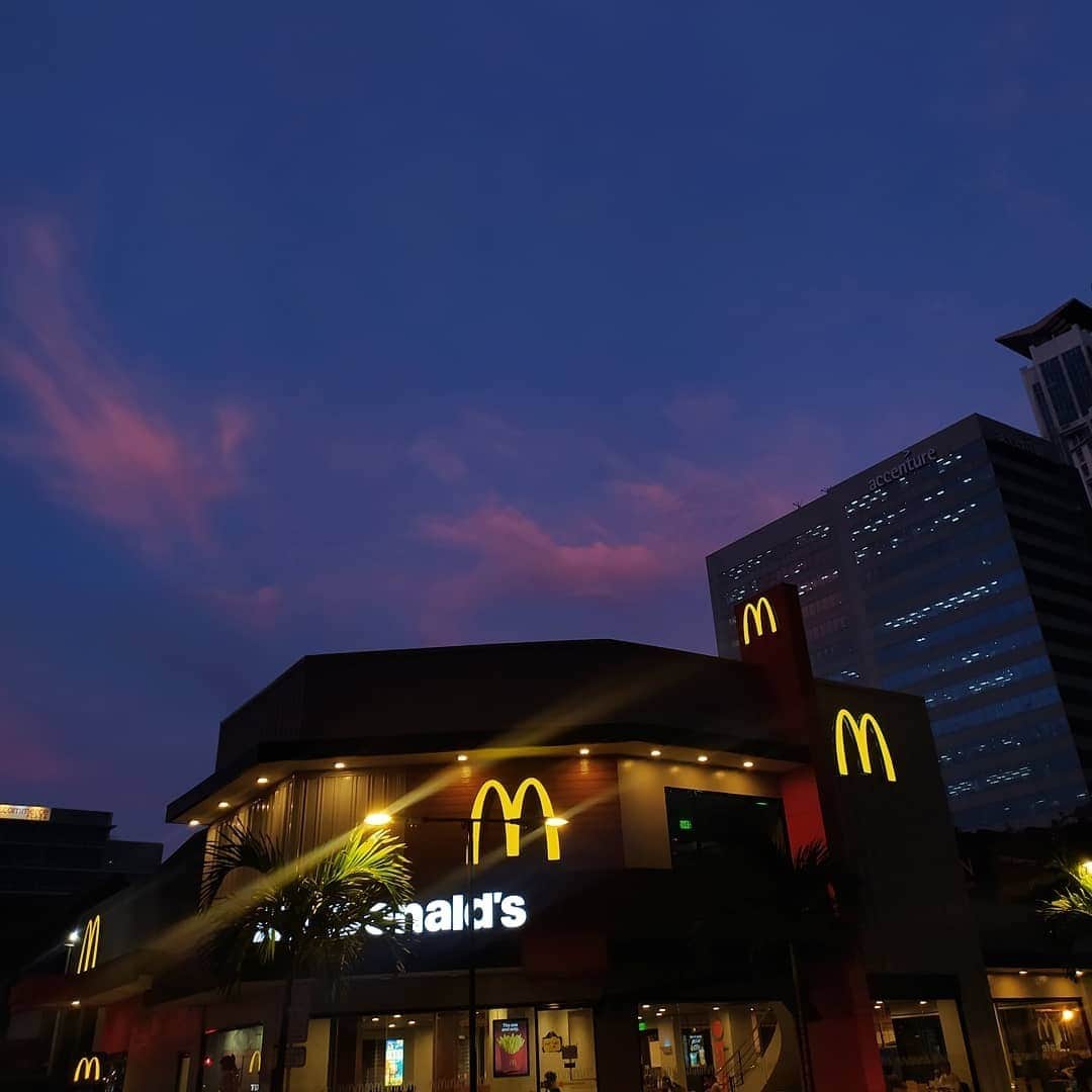 McDonald's Philippinesのインスタグラム：「We're keeping it #MSafe here at McDo so you can drop by to celebrate the week with your McDo faves! Remember to always observe proper social distancing protocols when you visit. Kita-kits! 😷 ♥️   Photo by @bearwithkyle」