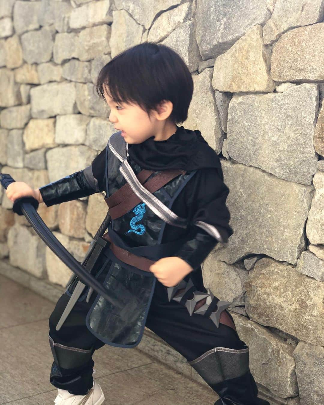 石塚錬さんのインスタグラム写真 - (石塚錬Instagram)「. 👦💬「お菓子くれないと斬っちゃうニン⚔🎃💓😜」 #今年のハロウィンは忍者🤩 #去年は…覚えてるかたいらっしゃいますか❓🕷 . 👦💬「Trick or Treat🎃❣️If you don't give me sweets, I'll cut you⚔💓😜」 #This year's Halloween costume is a ninja 🤩 #Last year ... do you remember❓🕷 . #ハロウィン #忍者 #刀 #手裏剣 #秋 #トリックオアトリート #Ninja #Halloween #sword #Shuriken #닌자　#할로윈　#칼　#수리검 #นินจา #วันฮาโลวีน #ดาบ #ดาบหลัง #pedang #万圣节 #剑 #石塚錬 #成長日記 #ishizukaren #renishizuka #이시즈카렌」10月25日 18時59分 - ishizuka_ren