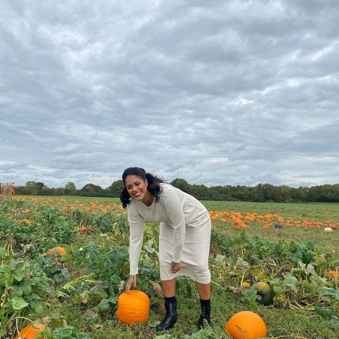 プリマークさんのインスタグラム写真 - (プリマークInstagram)「Pumpkin picking in the perfect autumnal dress @missmalinsara 🎃❤️ Just £15/€19 (Available in: 🇬🇧🇪🇸🇵🇹🇮🇹🇫🇷🇩🇪🇳🇱🇧🇪🇦🇹🇸🇮) #Primark #fashion #ootd」10月25日 19時00分 - primark