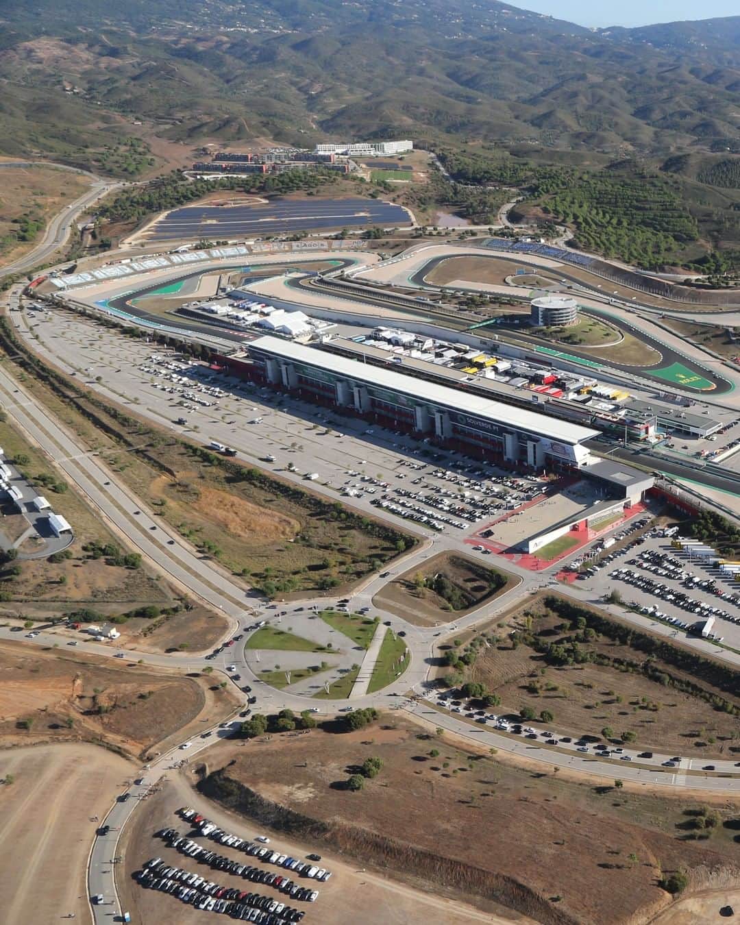 F1さんのインスタグラム写真 - (F1Instagram)「Welcome to the race day club, Portimao ❤️💚  #F1 #Formula1 #PortugueseGP #Portimao」10月25日 19時00分 - f1