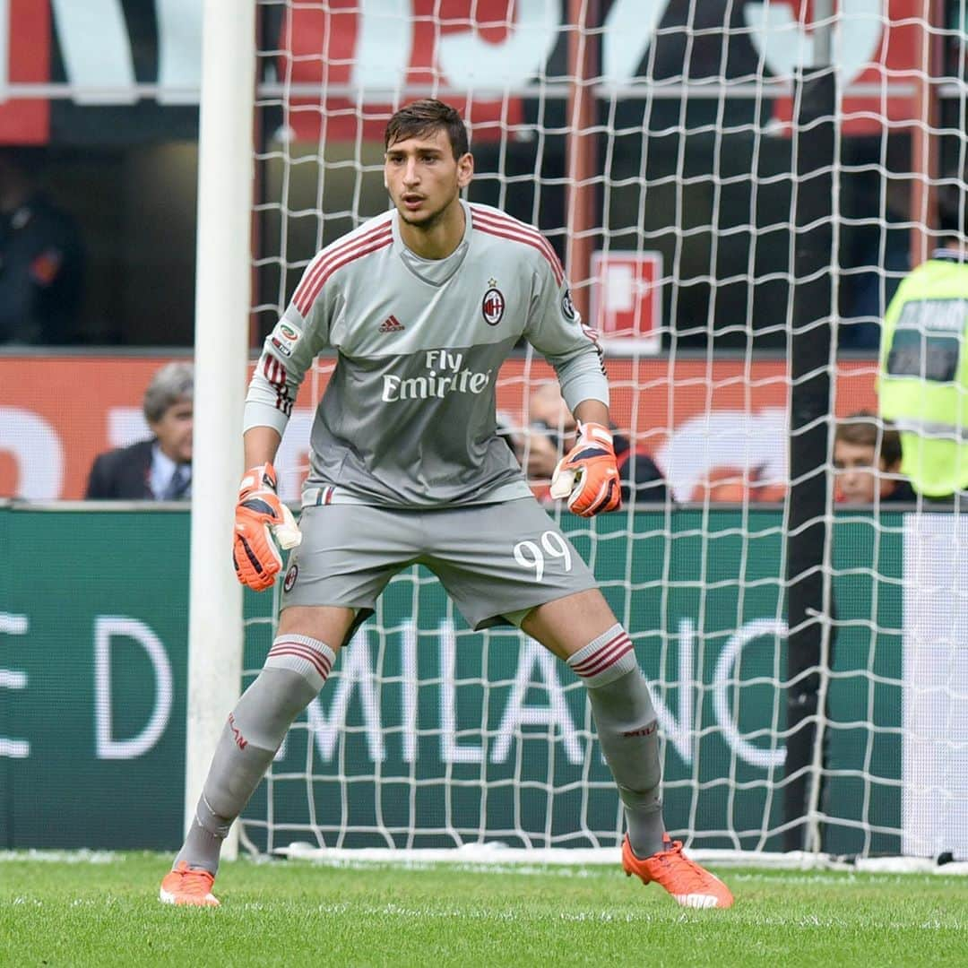 ACミランさんのインスタグラム写真 - (ACミランInstagram)「🧤 #OnThisDay in 2015: @gigiodonna99 9⃣9⃣ A Rossoneri debut that would mark the beginning of a long adventure 🔝 #SempreMilan」10月25日 19時03分 - acmilan