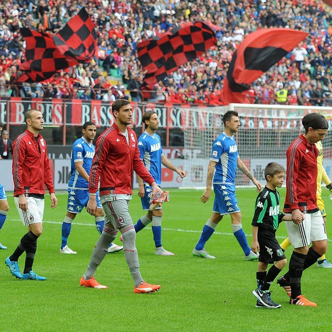 ACミランさんのインスタグラム写真 - (ACミランInstagram)「🧤 #OnThisDay in 2015: @gigiodonna99 9⃣9⃣ A Rossoneri debut that would mark the beginning of a long adventure 🔝 #SempreMilan」10月25日 19時03分 - acmilan