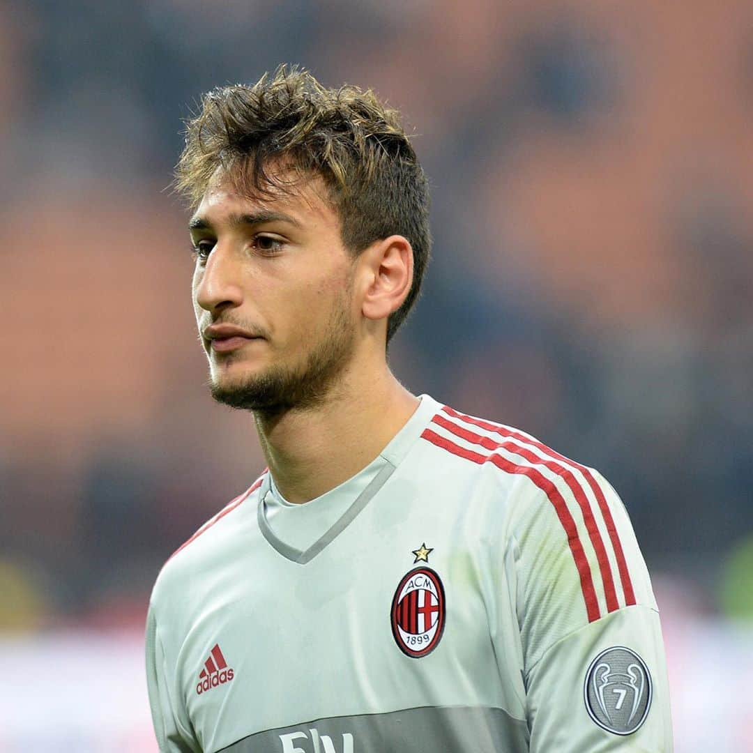 ACミランさんのインスタグラム写真 - (ACミランInstagram)「🧤 #OnThisDay in 2015: @gigiodonna99 9⃣9⃣ A Rossoneri debut that would mark the beginning of a long adventure 🔝 #SempreMilan」10月25日 19時03分 - acmilan