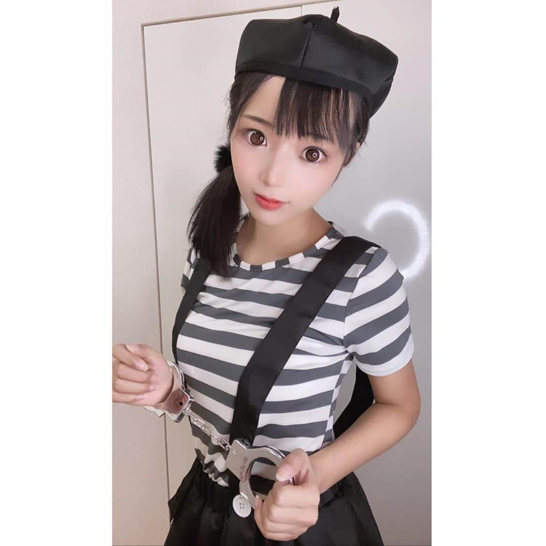 なつみのインスタグラム：「ハロウィン🎃コスプレ祭りVol.15👻 10月22日は、脱獄犯😎囚人⛓でした💗  リスナーさんから頂いたコスプレ衣装です🥰 1ヶ月ぶりの東京の自宅から配信でしたね❣️  また皆とオフ会で会えるように、脱獄して逃げ切れるように祈っててね🥺🙏💞笑  #ライブ配信#Pococha#Pocochaライバー#ポコチャ#ライバー#バセドウ病#吃音症#八重歯#宅建士#宅建#宅地建物取引士#不動産営業#イギリス留学#🧢なつみ👻🍊Natsumi#コスプレ#コスプレ配信#囚人コスプレ#囚人コス#脱獄#洋楽」