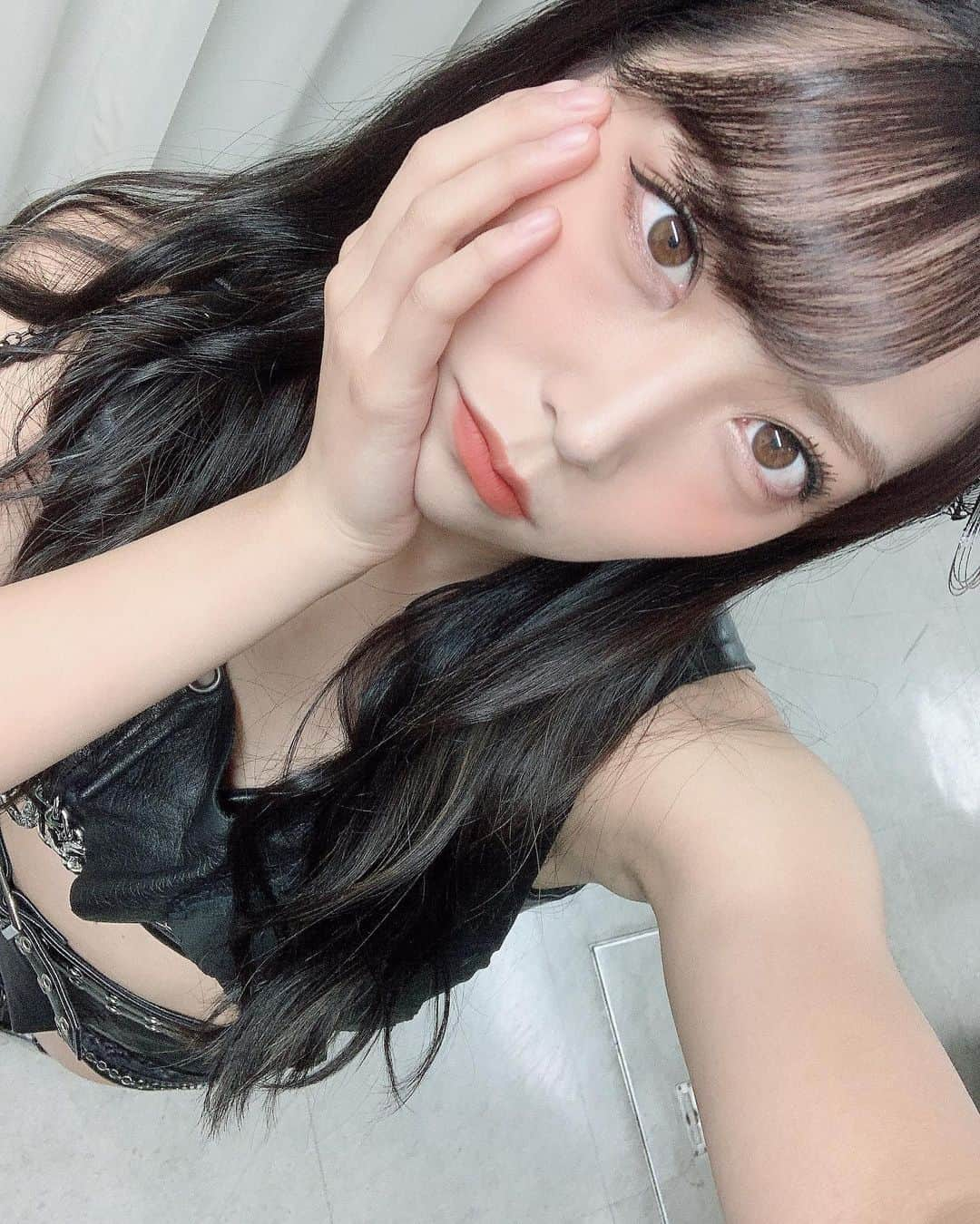 白間美瑠さんのインスタグラム写真 - (白間美瑠Instagram)「#吉田朱里卒業コンサート  #NMB48LIVE2020 ・ ・ あかりん卒コン！1曲目！ 『絶滅黒髪少女』 10年前から着ている衣装に、、新しく装飾をつけて頂き、、レベルアップしたよ〜❤️❤️ このための、、黒髪なのさ〜🙇🏻‍♀️」10月25日 19時04分 - shiro36run