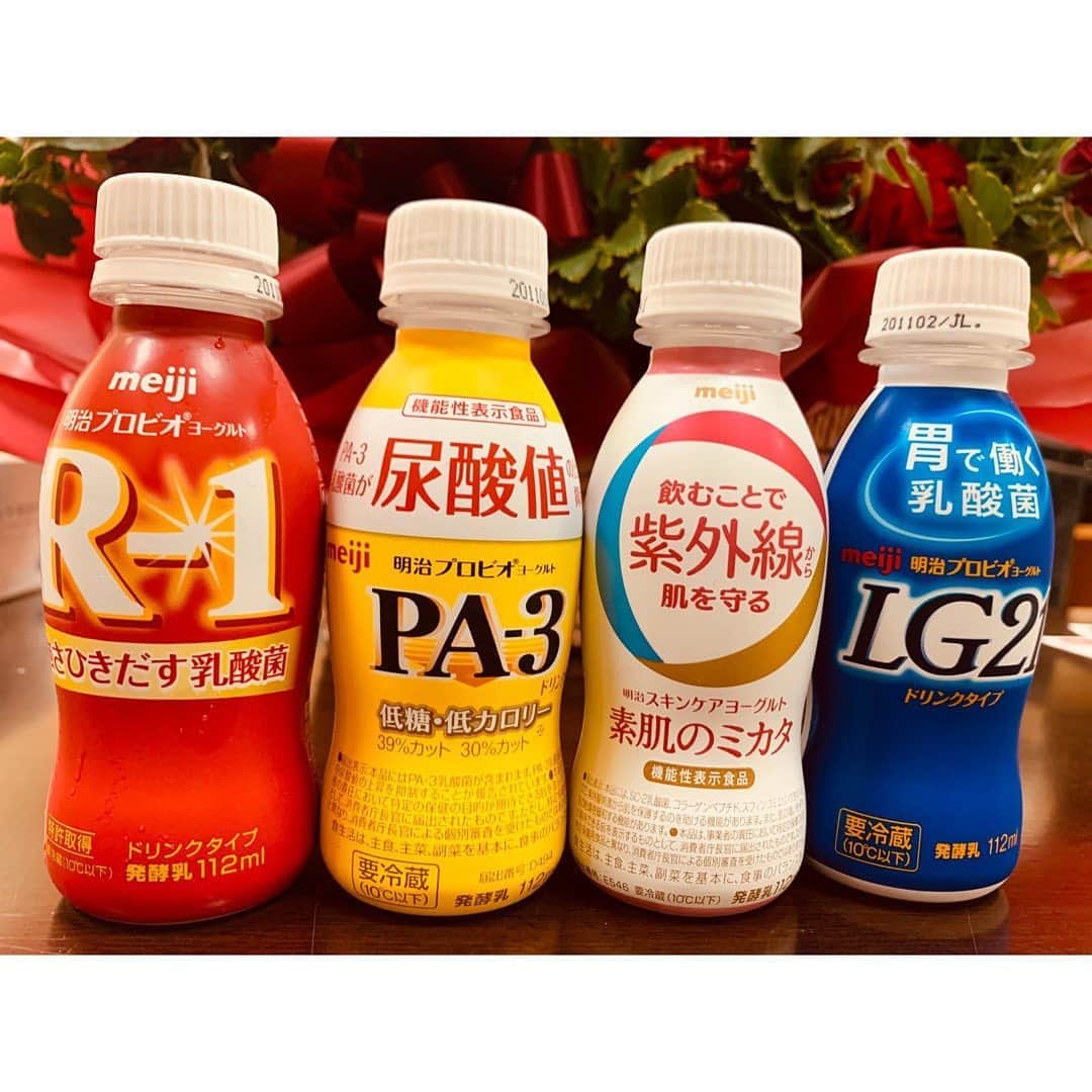 吉田沙保里さんのインスタグラム写真 - (吉田沙保里Instagram)「菌トレ部の必需品を揃えてみました😆 皆さんも飲んでますかー？ 私はもちろん…❤️ #ヨーグルト #R1」10月25日 19時05分 - saori___yoshida