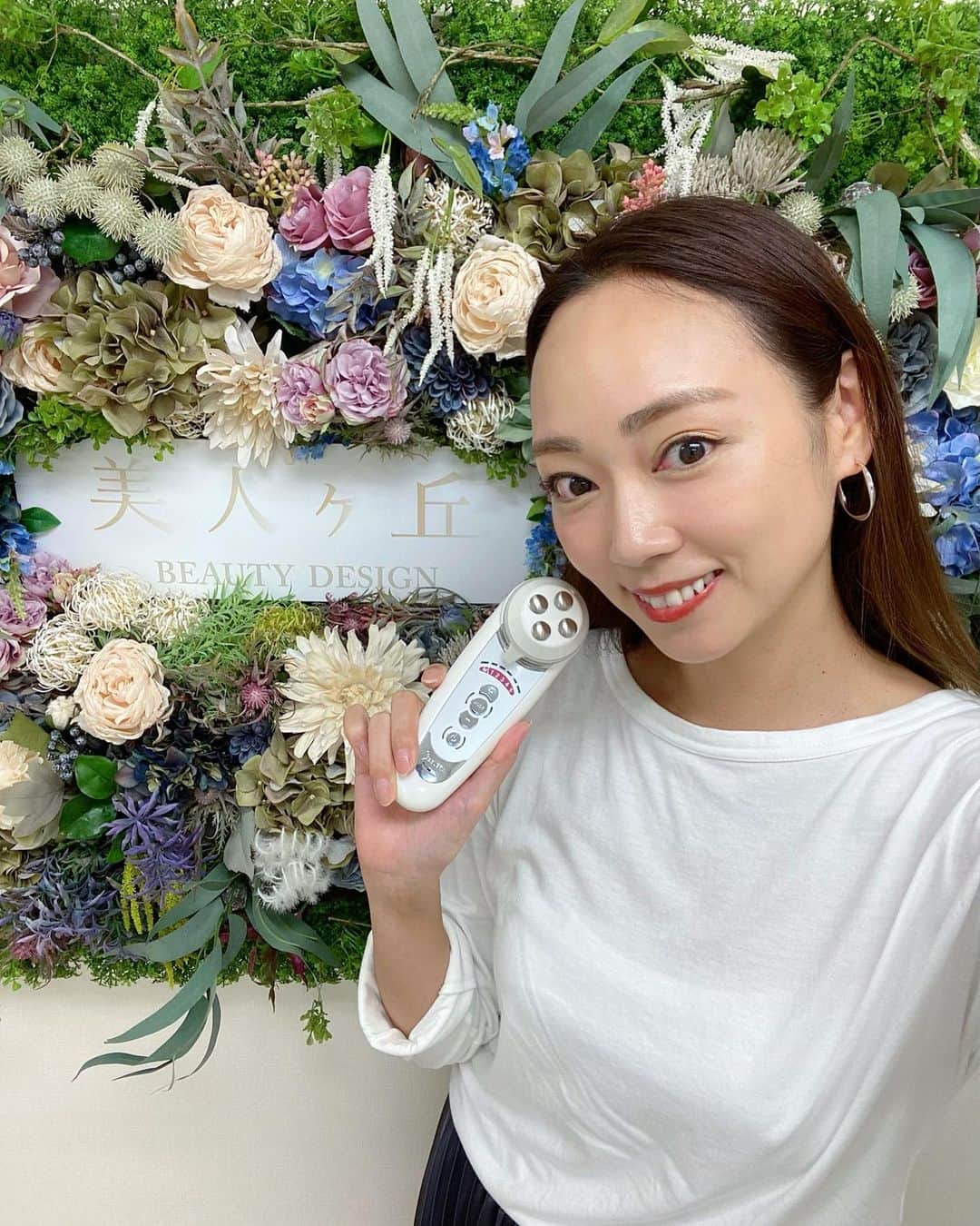 石田美奈子のインスタグラム：「𝐁𝐞𝐚𝐮𝐭𝐲 𝐜𝐚𝐫𝐞💆🏻‍♀️ . 久々に#エステサロン に行ってきました♡ #小顔 効果が高いと噂の#セルキュア を受けてみたくて、自由が丘にある#美人ヶ丘 へ🌿 . リンパの流れが悪いと効果も出づらいということで、まず首筋にセルキュアを当てていただいてから顔へ☺︎ 顔の筋肉が勝手に動く不思議な感じでした(⑅ˊᵕˋ⑅) ハンドによる#小顔矯正 もしていただいて、顔がスッキリ♪ . 4枚目に小顔矯正とセルキュアのbefore→afterを載せたのですが、効果わかるかな☺︎✨ 自分的には効果が一目瞭然🤍 フェイスラインが上がって、気になっていた顔の左右差が軽減された気がします😊 . 美人ヶ丘では#ホワイトニング もすることができるので、一緒にやっていただいてきました🦷✨ 歯のトーンが上がって、ツルツルになって大満足♡ . HOT PEPPER Beautyにはお得なクーポンもあるので、気になる方は是非💕 . @bijingaoka . . #自由が丘 #小顔エステ」