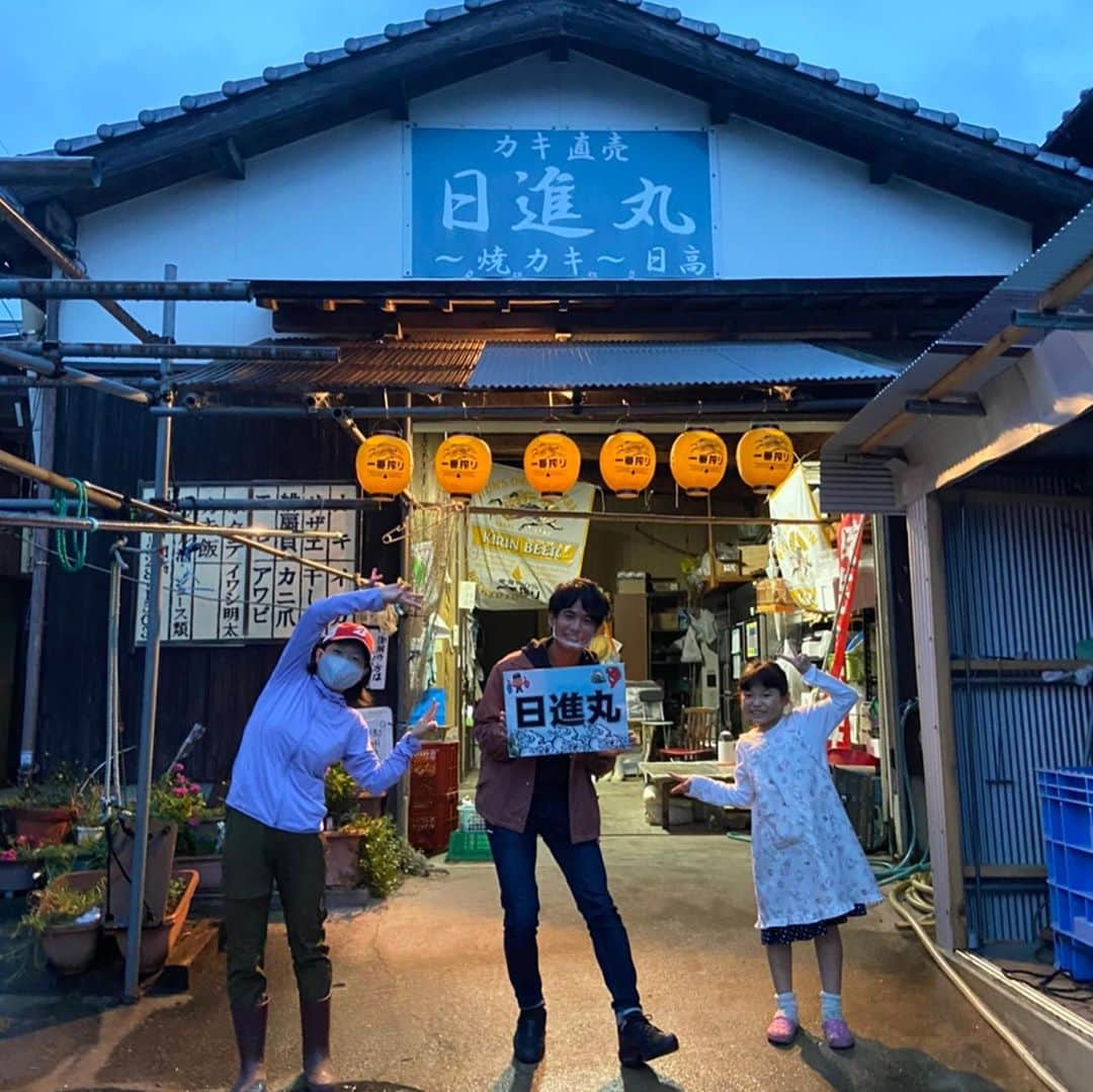 井口謙のインスタグラム：「． 最近は、海や海のそばからの中継が多いです。  牡蠣小屋の #日進丸#徳栄丸  キャンプが楽しめる #唐泊ヴィレッジ ヨットにも乗れる #佐賀県ヨットハーバー 絶景光の道 #宮地嶽神社 周辺のカフェ #グラマーカフェミヤジハマ#カフェラナイ#ボッコヴィラ  とっても楽しかったです。 改めてこちらで感謝を。 ありがとうございました！  #海の男#自然の男#持ってる男 #を目指した #結果…  #全部変な感じになりました#反省 #タダイマ！中継 #来週もよろしくお願いします」