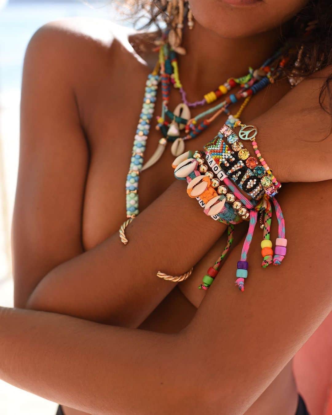 ダニジョーのインスタグラム：「MIX 〰️ MATCH 〰️ STACK 🐚🦋✨ Shop your custom armparty at DANNIJO.com 🛒」