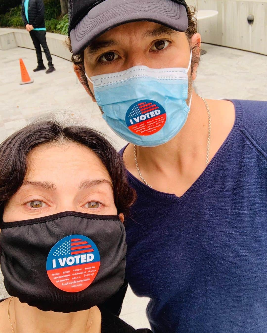 イディナ・メンゼルさんのインスタグラム写真 - (イディナ・メンゼルInstagram)「Feels great. Let me know when you’ve voted! Link in bio for #earlyvoting information. 🗳 #vote  #VoteBlueDownTheBallot #VoteEarly #BidenHarris2020」10月26日 4時38分 - idinamenzel