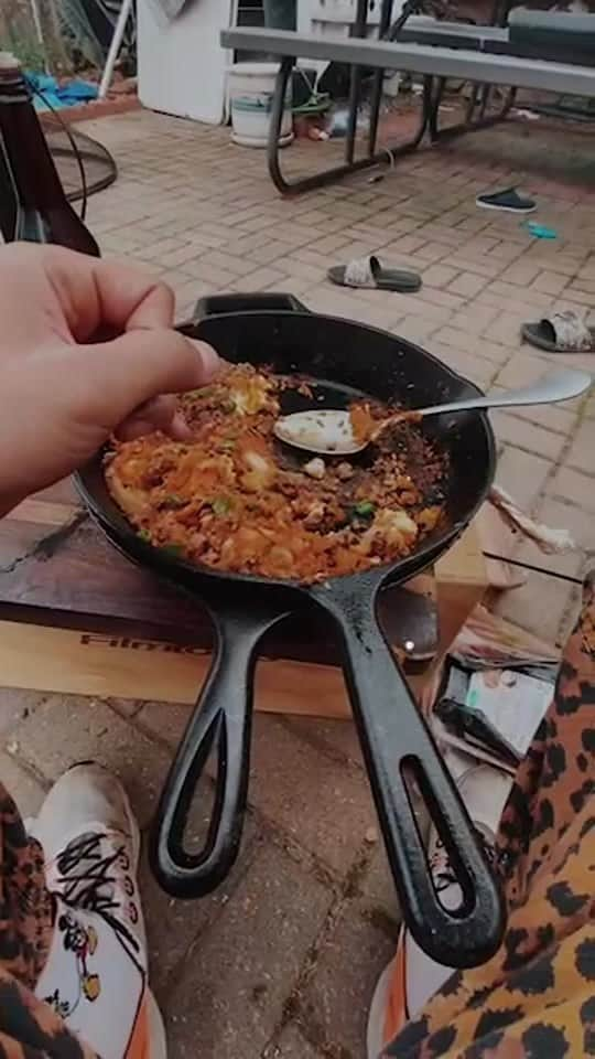 ダニエル・アエンのインスタグラム：「A slight challenge but definitely worth the smoke in the eyes for some crispy potatoes on a skillet 🤤」