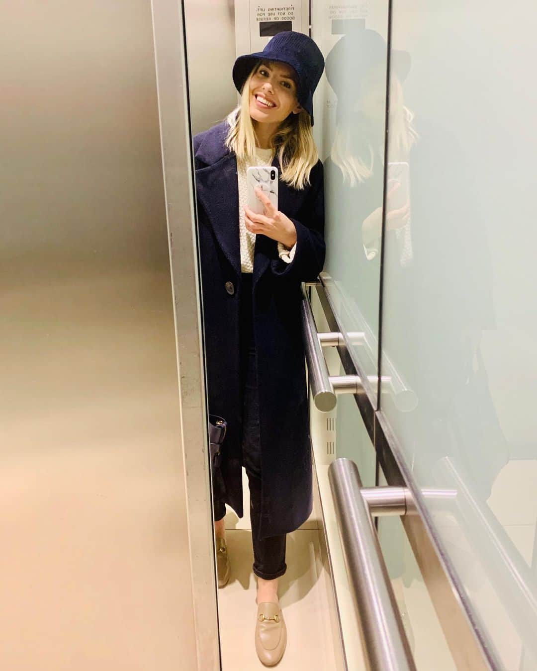 Mollie Kingさんのインスタグラム写真 - (Mollie KingInstagram)「Weekends at Radio 1 🤍 ...oh and if you’ve been watching #EmilyInParis I’m sure you’ll understand my new obsession with these hats... 🇫🇷😆 #mirrorselfie   Hat: @andotherstories  Coat: @zara」10月26日 4時40分 - mollieking
