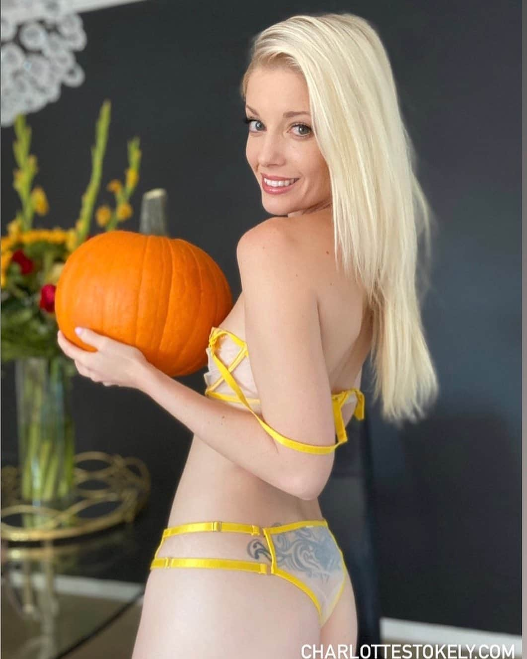 Charlotte Stokelyさんのインスタグラム写真 - (Charlotte StokelyInstagram)「Pumpkins are fucking heavy and not easy to hold for photo shoots 😂 🎃 👻 Have you carved a pumpkin yet this year or do you plan to? #CharlotteStokely #pumpkins」10月26日 4時40分 - charlottestokely