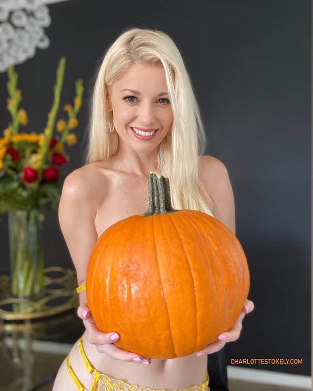 のインスタグラム：「Pumpkins are fucking heavy and not easy to hold for photo shoots 😂 🎃 👻 Have you carved a pumpkin yet this year or do you plan to? #CharlotteStokely #pumpkins」