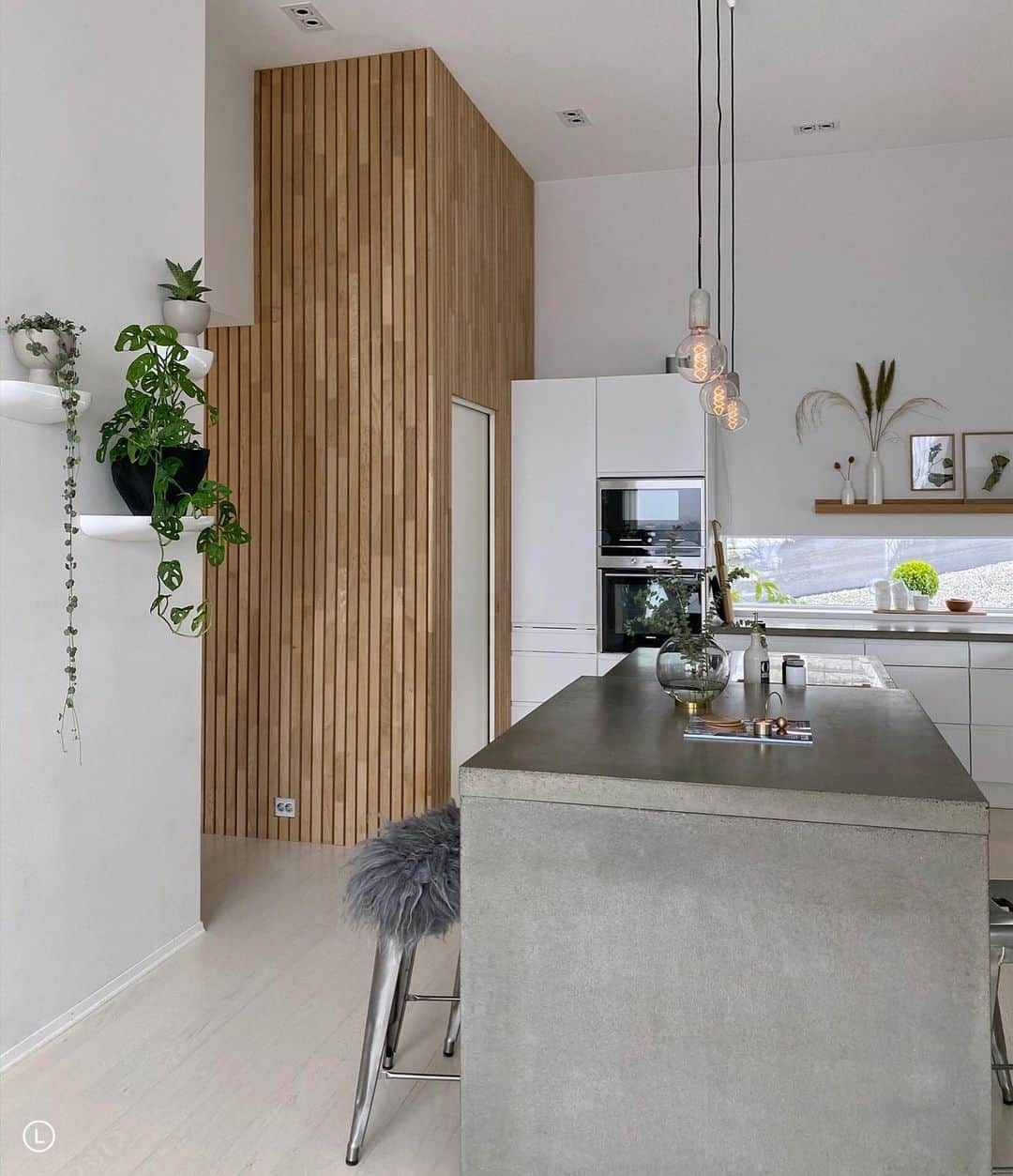 のインスタグラム：「Med ønske om en fin kveld 🤎🍂 Har du gjort noe gøy i helgen? ________________________________ #kjøkken #kjøkkendesign #kjøkkeninspo #kjøkkeninspirasjon #kitchen #kitcheninspiration #kök #köksinspiration #homestyle #homeinspo #interiør #interiors #interiores #interiör #interiorforinspo #interior4you1 @interior4you1 #ourluxuryhome @ourluxuryhome #scandinavianstyle #nordicliving #hem #style #wohnen #interiordesign #interior_delux #homedecoration #inredning #kjøkkenøy #inredning」