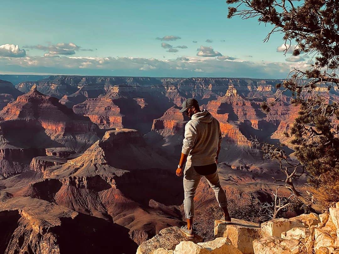 リッキー・ウィットルさんのインスタグラム写真 - (リッキー・ウィットルInstagram)「That’s one Huge hole💁🏾‍♂️😝🤯 #grandcanyon  It doesn’t get much more socially distant😷👍🏾 Know another huge hole? The One In my heart waiting for season 3 of #AmericanGods to start early 2021. #lakeside #mikeainsel #shadowmoon #starz #amazonprimevideo  If I listened to liars,trolls and haters I’d be dreaming about my dreams instead of living them. Nobody defines you but yourself. You don’t need peoples’ permission to be you or to be accepted. Some just have their agendas and want to watch the world burn. Be proud,live life and don’t just exist🙌🏾 you got this #believe #positivevibes #positivity #positivitybreedspositivity」10月26日 4時41分 - rickywhittle