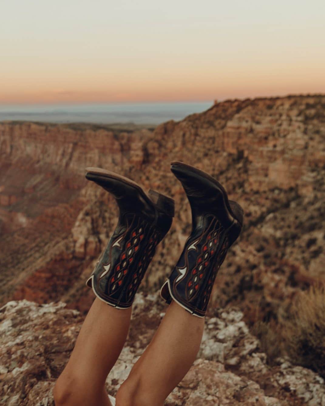 Collage Vintageのインスタグラム：「Favorite cowboy boots 🤠 plus breathtaking Grand Canyon views 🏜」
