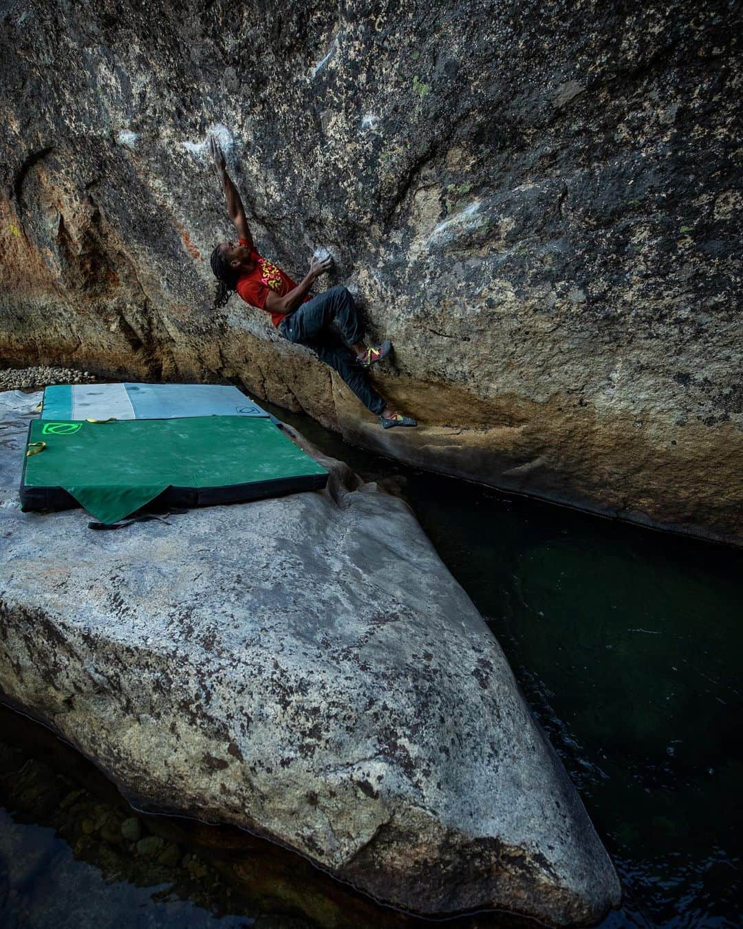 ポール・ロビンソンのインスタグラム：「It was so much fun to get to meet, hang, and climb with @mr.bigstrings a few weeks ago at Independence Pass. The guy is psyched and his motivation gets everyone around him to try as hard as they can. Really cool to see and can’t wait to climb with @mr.bigstrings again soon 🙌🙌💪💪 #bouldering」