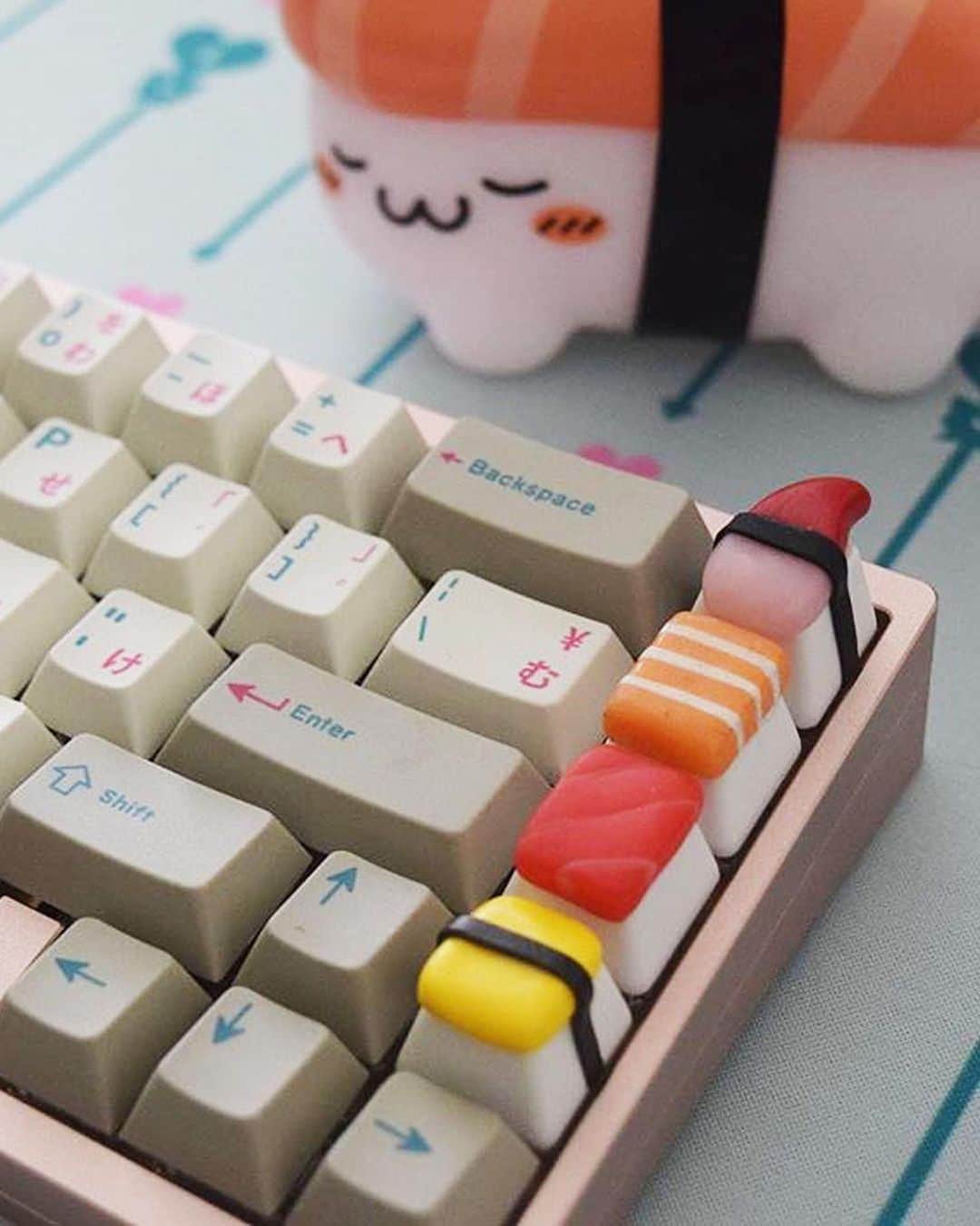 YouTubeさんのインスタグラム写真 - (YouTubeInstagram)「🍔 Feast your eyes on this delicious Smorgasboard, @tinymakesthings’ keyboard full of snacks (and, yes, it’s totally a working keyboard). Link in bio to see how it's made!」10月26日 5時00分 - youtube