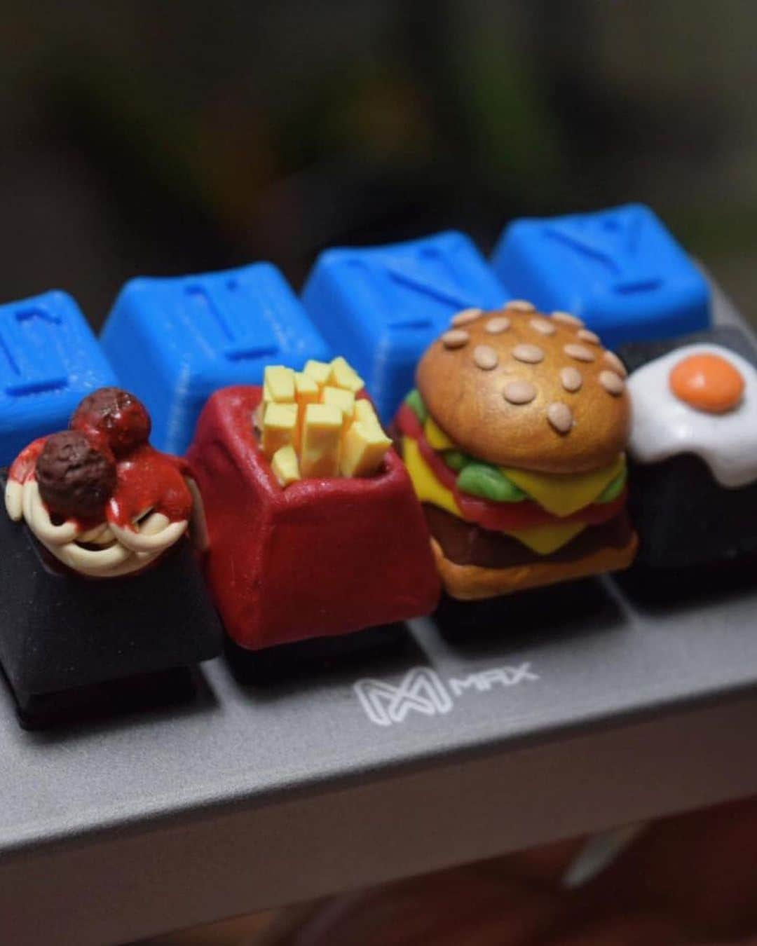 YouTubeさんのインスタグラム写真 - (YouTubeInstagram)「🍔 Feast your eyes on this delicious Smorgasboard, @tinymakesthings’ keyboard full of snacks (and, yes, it’s totally a working keyboard). Link in bio to see how it's made!」10月26日 5時00分 - youtube