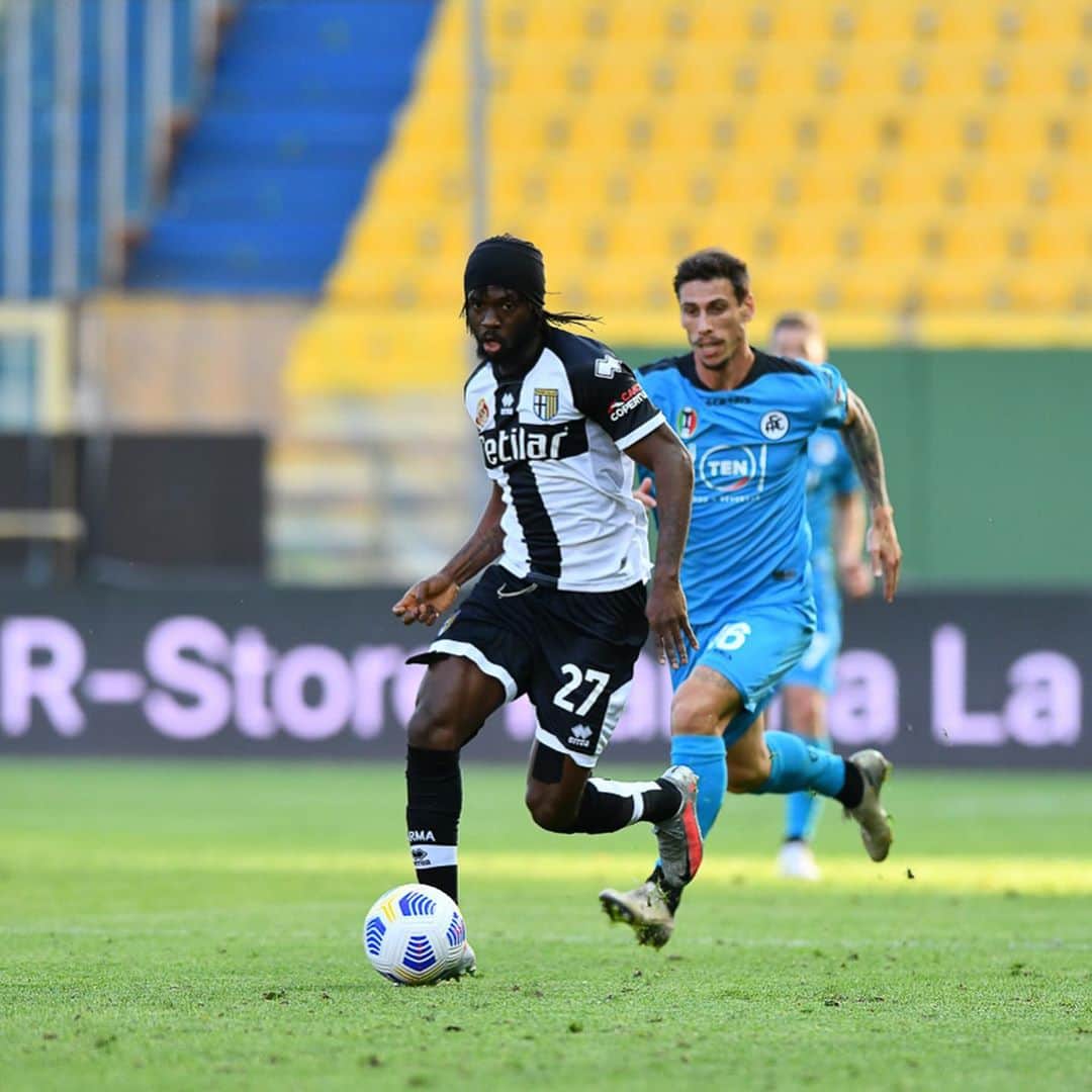 ジェルヴィーニョのインスタグラム：「About day game  Parma vs Spezia   ——————————————————————  @parmacalcio1913 💛💙 @andreacantini.photos 📸  _______________________________________   #forzaparma  #calcio  #gameday  #team225  #teamg27  #parma  #spezia」