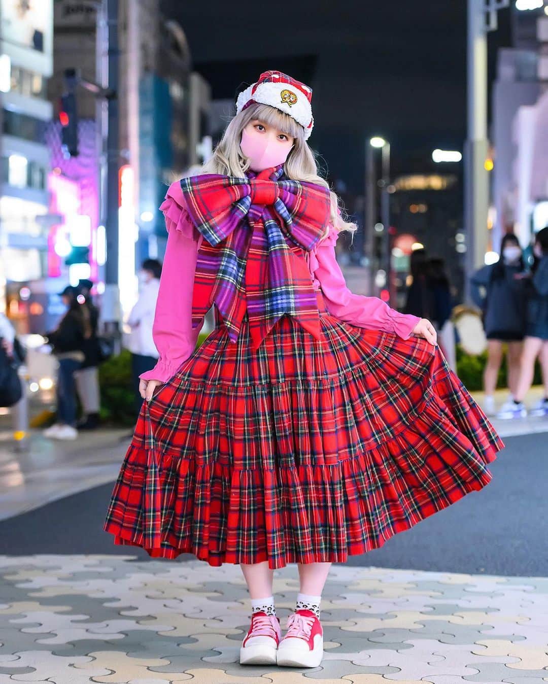 Harajuku Japanさんのインスタグラム写真 - (Harajuku JapanInstagram)「Maimai (@maimai081107) on the street in Harajuku wearing a giant bow muffler by the Japanese brand HEIHEI (@heihei_official) with a HEIHEI hat, HEIHEI plaid jumper skirt, pink ruffle shirt, and @_Tokyo_Bopper_ platform sneakers.」10月26日 5時01分 - tokyofashion