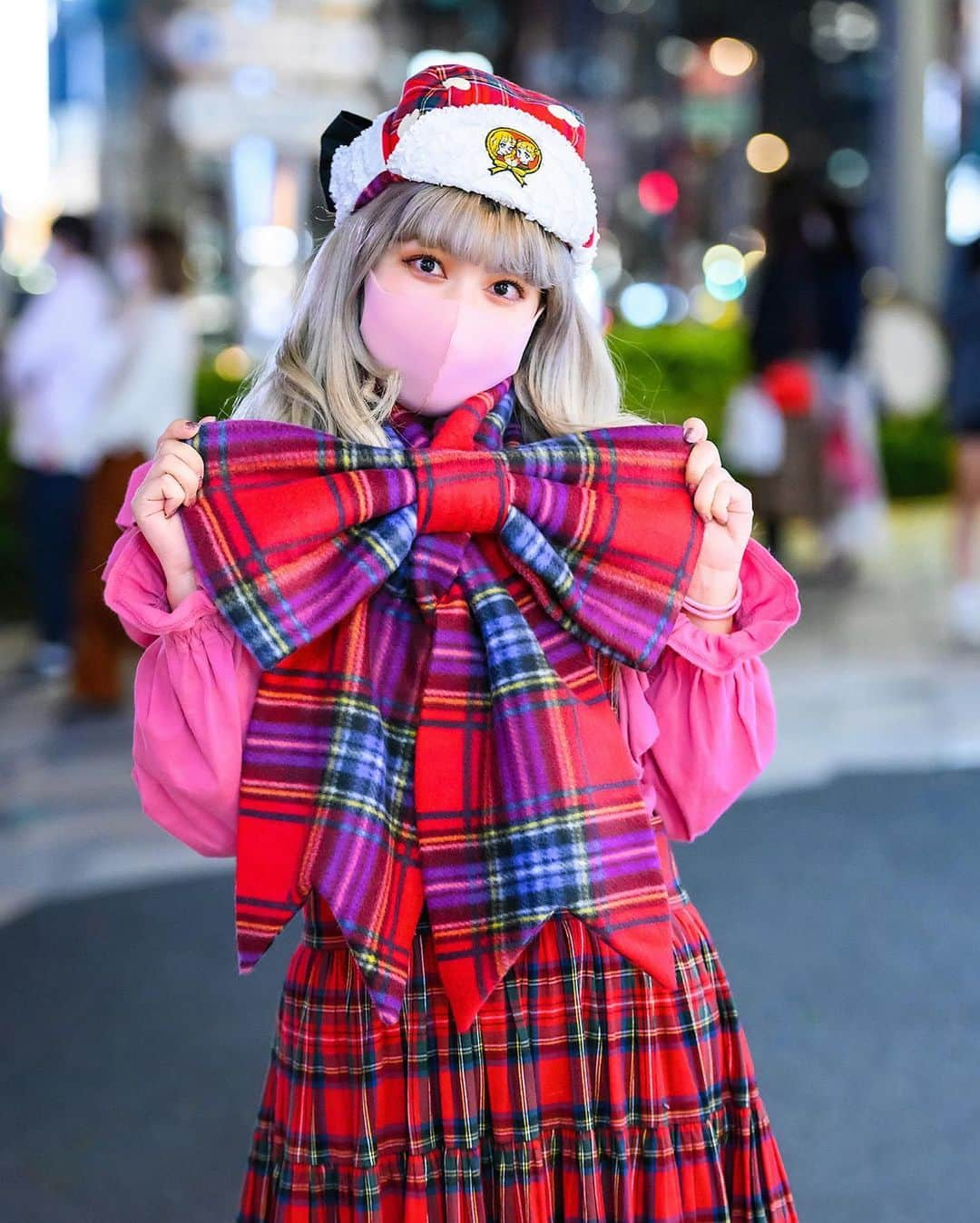 Harajuku Japanさんのインスタグラム写真 - (Harajuku JapanInstagram)「Maimai (@maimai081107) on the street in Harajuku wearing a giant bow muffler by the Japanese brand HEIHEI (@heihei_official) with a HEIHEI hat, HEIHEI plaid jumper skirt, pink ruffle shirt, and @_Tokyo_Bopper_ platform sneakers.」10月26日 5時01分 - tokyofashion