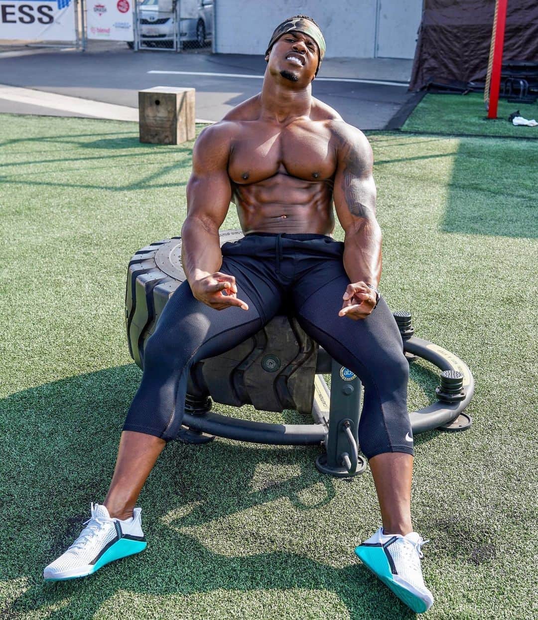 Simeon Pandaさんのインスタグラム写真 - (Simeon PandaInstagram)「About to go get it in 💪🏾 Happy Sunday! I had a busy but productive week, excited about the new week, bring on Monday 🔥⁣ ⁣ 🔥 Download my diet & full training routines at SIMEONPANDA.COM⁣⁣ ⁣⁣ 👉 Be sure to SUBSCRIBE to my YouTube channel: YouTube.com/simeonpanda 👈⁣⁣⁣⁣⁣ Many more 🏠 home workouts all FREE at Youtube.com/simeonpanda ⁣⁣⁣⁣⁣ ⁣⁣ 💊 Follow @innosupps INNOSUPPS.COM ⚡️ for the supplements I use👌🏾⁣⁣⁣ ⁣ #simeonpanda」10月26日 5時03分 - simeonpanda
