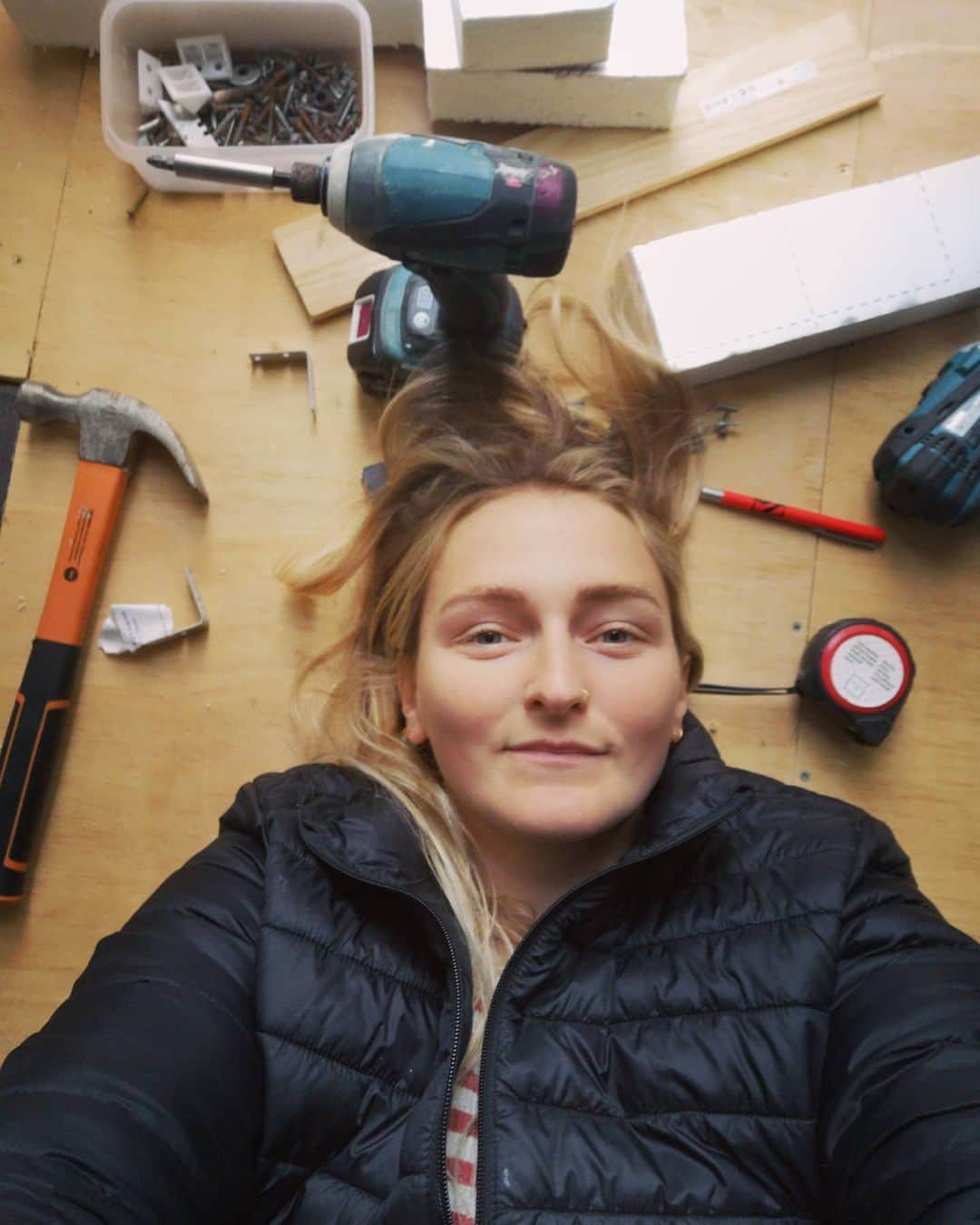 リア・クレインさんのインスタグラム写真 - (リア・クレインInstagram)「DIY weekend 🔩🛠️🚐 Making progress on @dixiethevan 🌼 It's exciting to think of all the adventures we can have when she's ready.. If and when the world opens up again 🙄 It'll mean we can put time into seeing the beauty on the island we live on 🇬🇧🐑🌊💕」10月26日 5時10分 - leahcraneclimbing