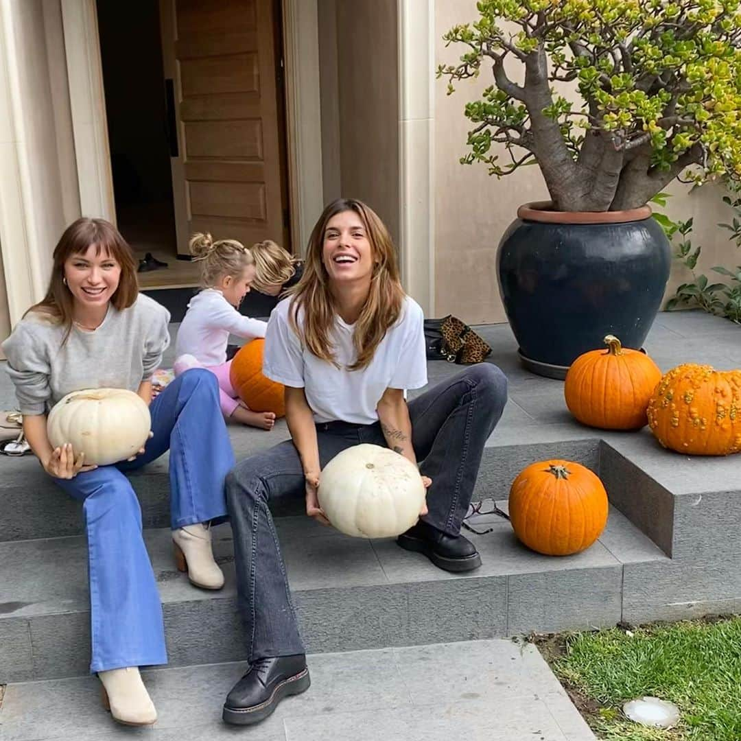 エリザベッタ・カナリスさんのインスタグラム写真 - (エリザベッタ・カナリスInstagram)「#trickortreat has been canceled here in LA but we still can carving pumpkins 🎃 at home!」10月26日 5時11分 - littlecrumb_