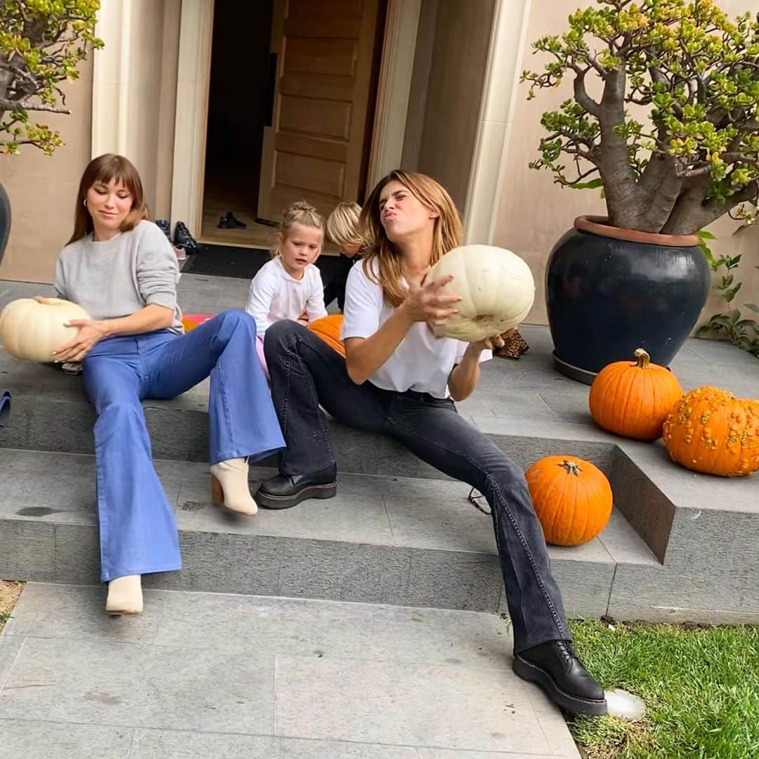 エリザベッタ・カナリスさんのインスタグラム写真 - (エリザベッタ・カナリスInstagram)「#trickortreat has been canceled here in LA but we still can carving pumpkins 🎃 at home!」10月26日 5時11分 - littlecrumb_
