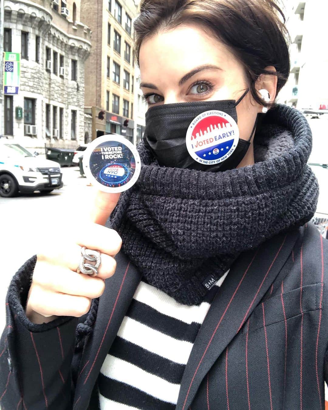 ジェイミー・アレクサンダーのインスタグラム：「VOTE 🗳 My experience: The lines weren’t bad at all, it was very safe, and the volunteers were so friendly. It was easy and it felt good knowing I did my part. Get out there and make a difference, y’all. Your #vote matters ♥️ #VoteEarly #VoteForChange #NYC #bidenharris2020」