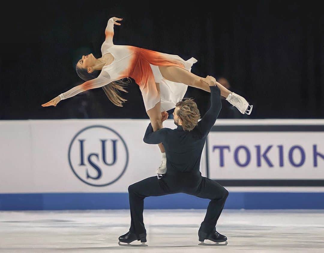 ケイトリン・ホワイエクのインスタグラム：「This week has felt like such a return to home for us. The last year has been filled with so much uncertainty and having the opportunity to come to Las Vegas and compete felt like returning to what we know- performance, athleticism, and art.  . Thank you for all the kind words we’ve received around the world and for those who tuned in virtually to watch- it means so much knowing we still can leave an impact on you with our work.  . And mostly thank you to @usfigureskating and the @orleansarena for all of the hard work, creativity and safety they have provided to make this event possible. It has been so amazing to be surrounded by our USA family again ❤️💙🤍 #SkateAmerica . . #hawayekbaker #usfigureskating #figureskating #icedance #teamusa #skating #athlete #sport #competition」