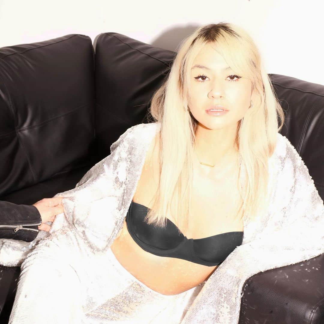 Mali-Koa Hoodのインスタグラム：「Like a glazed disco ball, up all night」