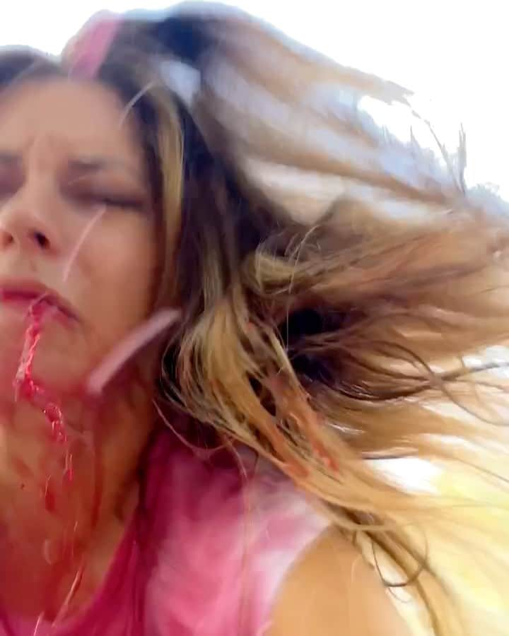 Hannah Stockingのインスタグラム：「This video has 2020 energy」