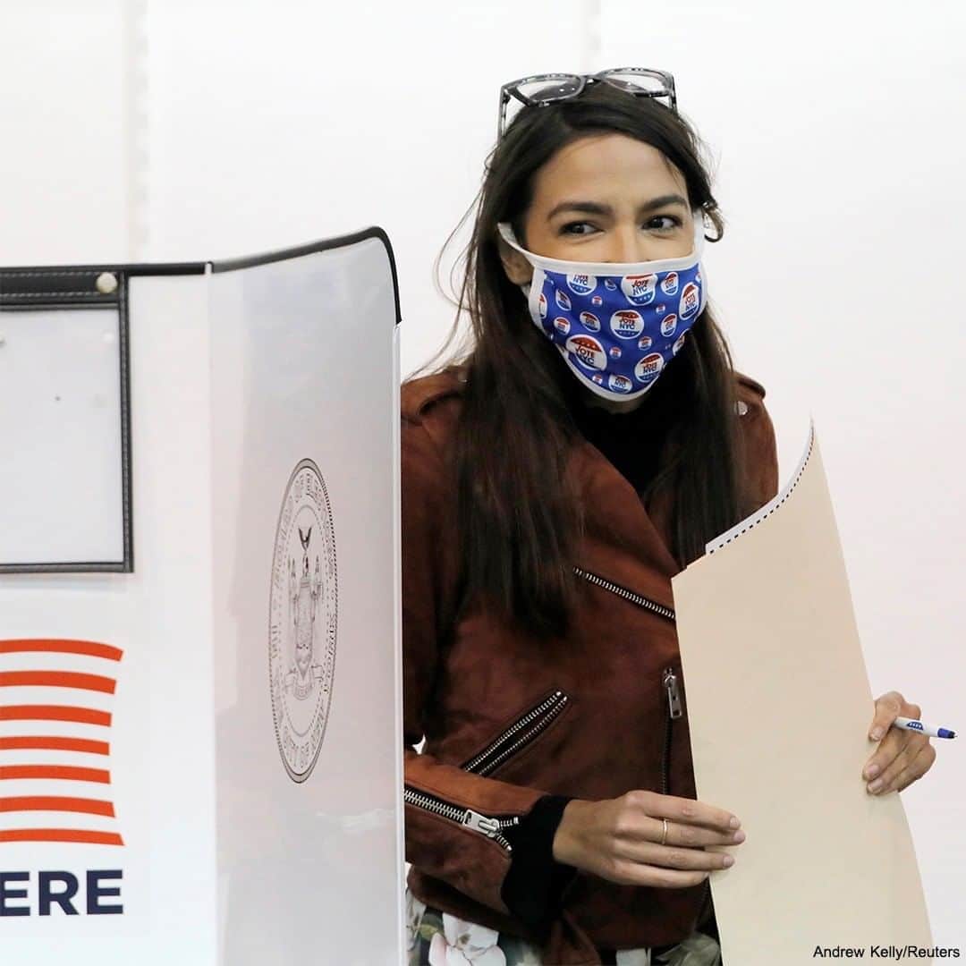 ABC Newsさんのインスタグラム写真 - (ABC NewsInstagram)「Rep. Alexandria Ocasio-Cortez holds her ballot after filling it out during early voting in New York City. #aoc #voting #earlyvoting #nyc #newyork #politics #election #us」10月26日 5時37分 - abcnews